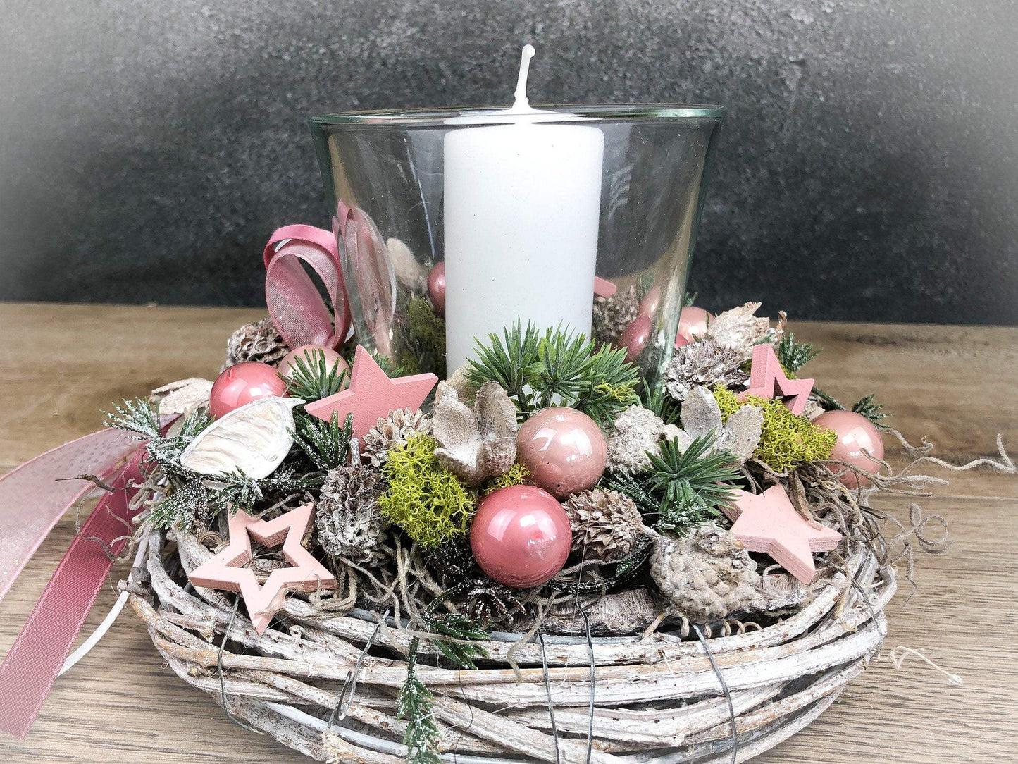Adventsgesteck 20cm kleines Gesteck Glas Teelicht Rosa Stern Modern Rund Zapfen Weiß – handgemacht aus Seiden- und Kunstblumen, langlebig & pflegeleicht von SarahsFlowerStudio