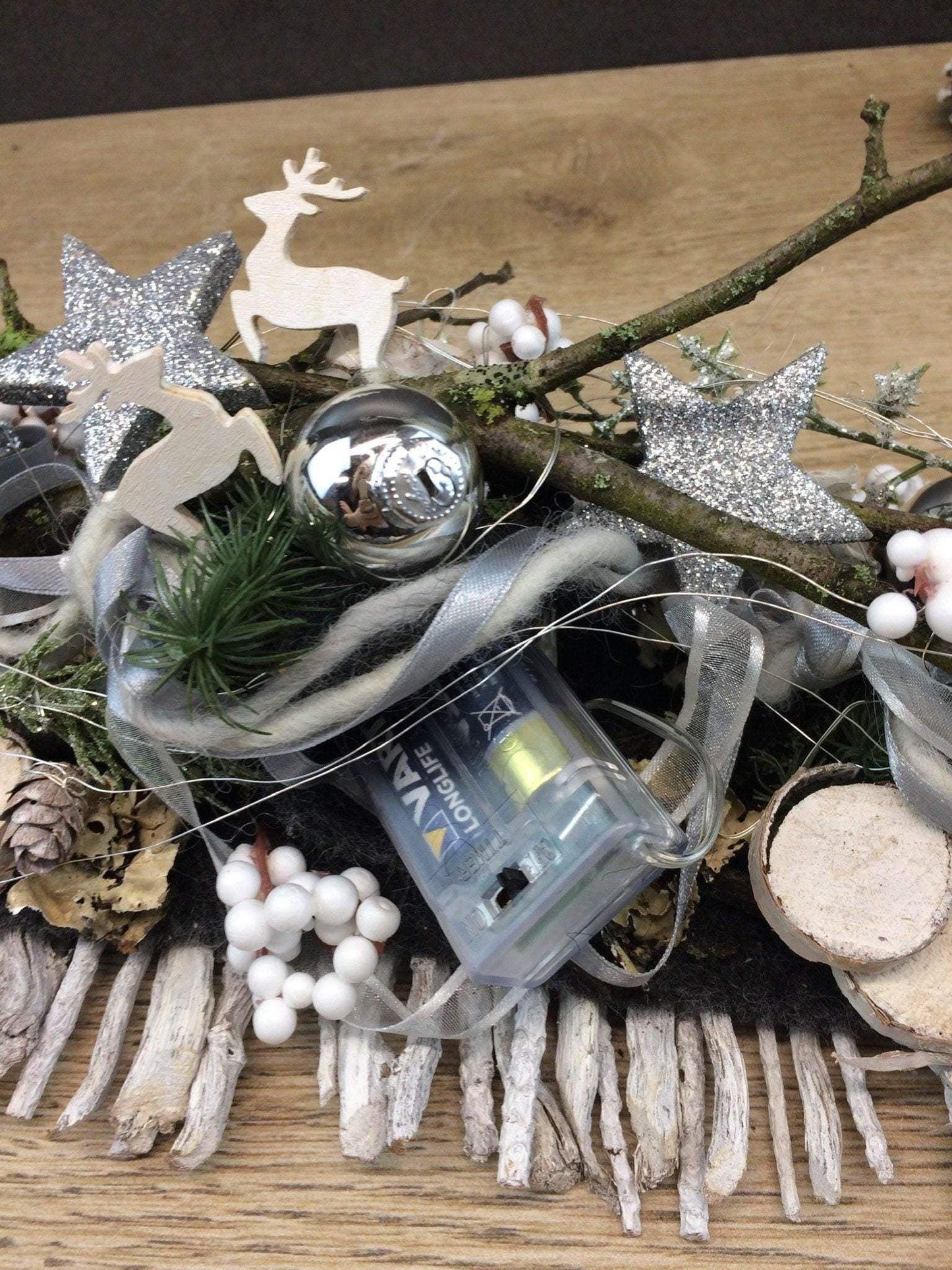 Tischdeko Tischgesteck Tischschmuck Gesteck 20er LED Lichterkette Wunschfarbe Advent Adventskranz Weihnachtlich Hirsch Band Kugeln – handgemacht aus Seiden- und Kunstblumen, langlebig & pflegeleicht von SarahsFlowerStudio