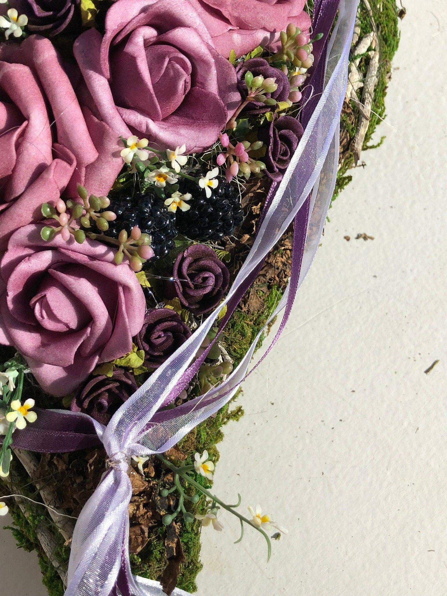 Grabgesteck Grabschmuck Herz 30cm Grabdekoration Grabschmuck Allerheiligen – handgemacht aus Seiden- und Kunstblumen, langlebig & pflegeleicht von SarahsFlowerStudio