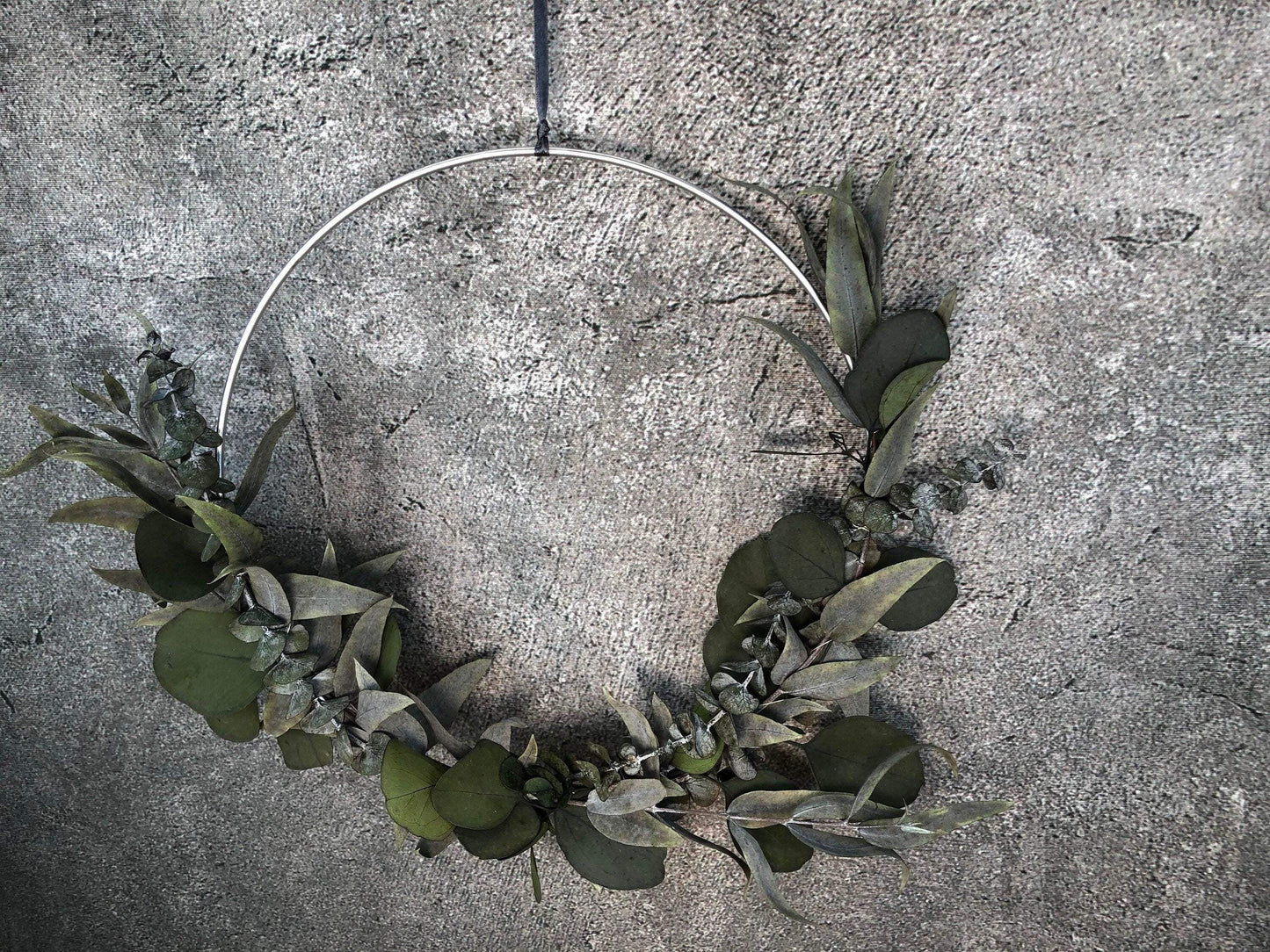 Türkranz Kranz Ring Eukalyptus Wandkranz Fensterdeko Trockenblumen Natur natürlich Hoop Herbst Herbstlich Eukalyptusblätter Eukalyptus Mix – handgemacht aus Seiden- und Kunstblumen, langlebig & pflegeleicht von SarahsFlowerStudio
