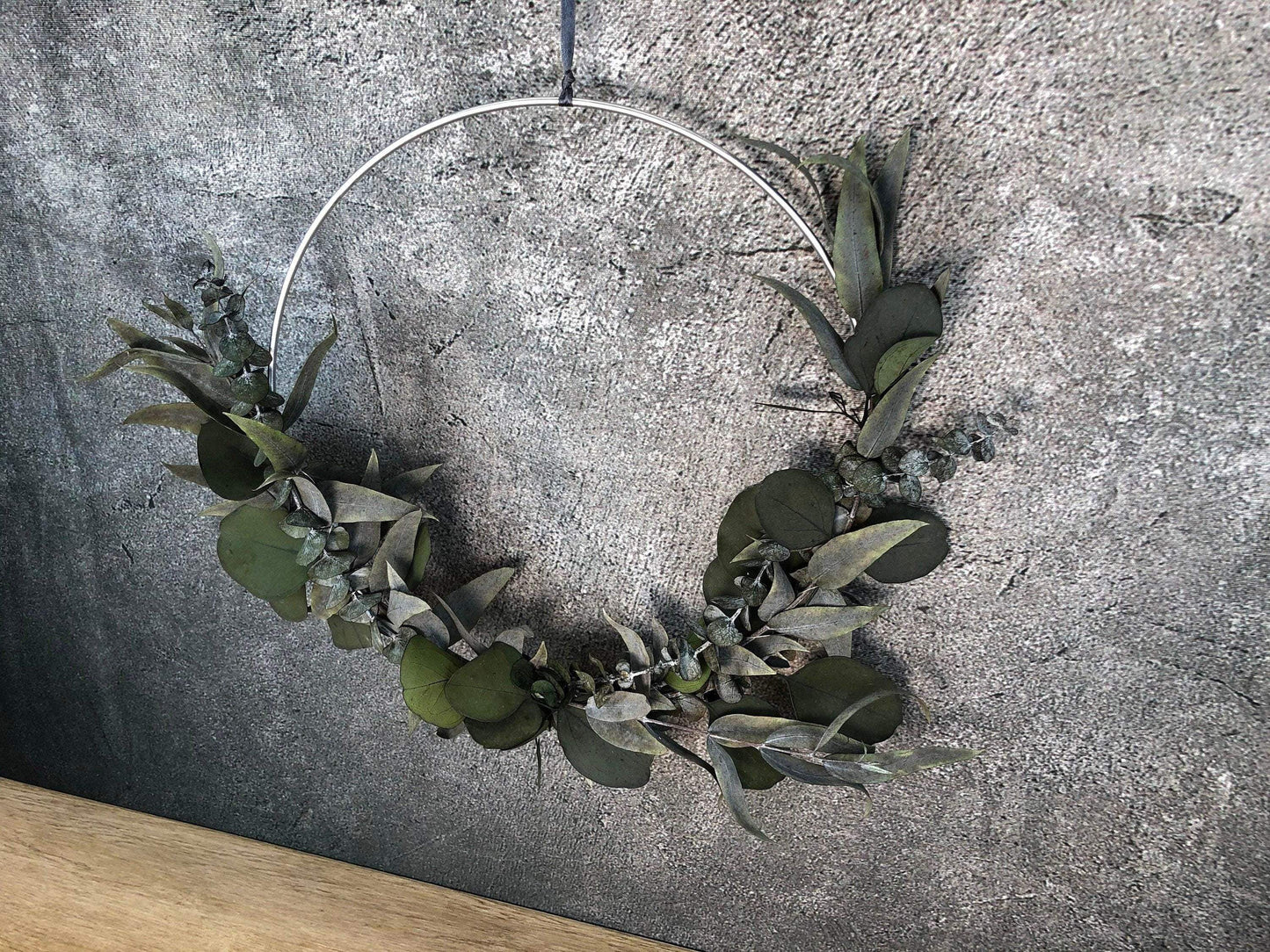 Türkranz Kranz Ring Eukalyptus Wandkranz Fensterdeko Trockenblumen Natur natürlich Hoop Herbst Herbstlich Eukalyptusblätter Eukalyptus Mix – handgemacht aus Seiden- und Kunstblumen, langlebig & pflegeleicht von SarahsFlowerStudio