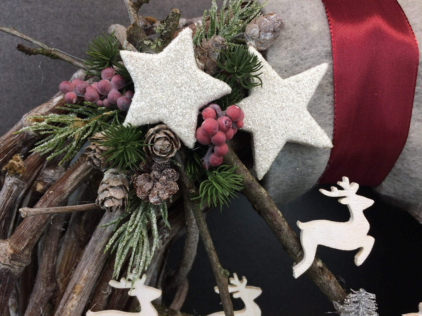 Advent Türkranz Türdeko Türschmuck Weihnachten Weidenkranz Adventskranz Sterne Tannenbaum Hirsch Tanne Filz Draht – handgemacht aus Seiden- und Kunstblumen, langlebig & pflegeleicht von SarahsFlowerStudio