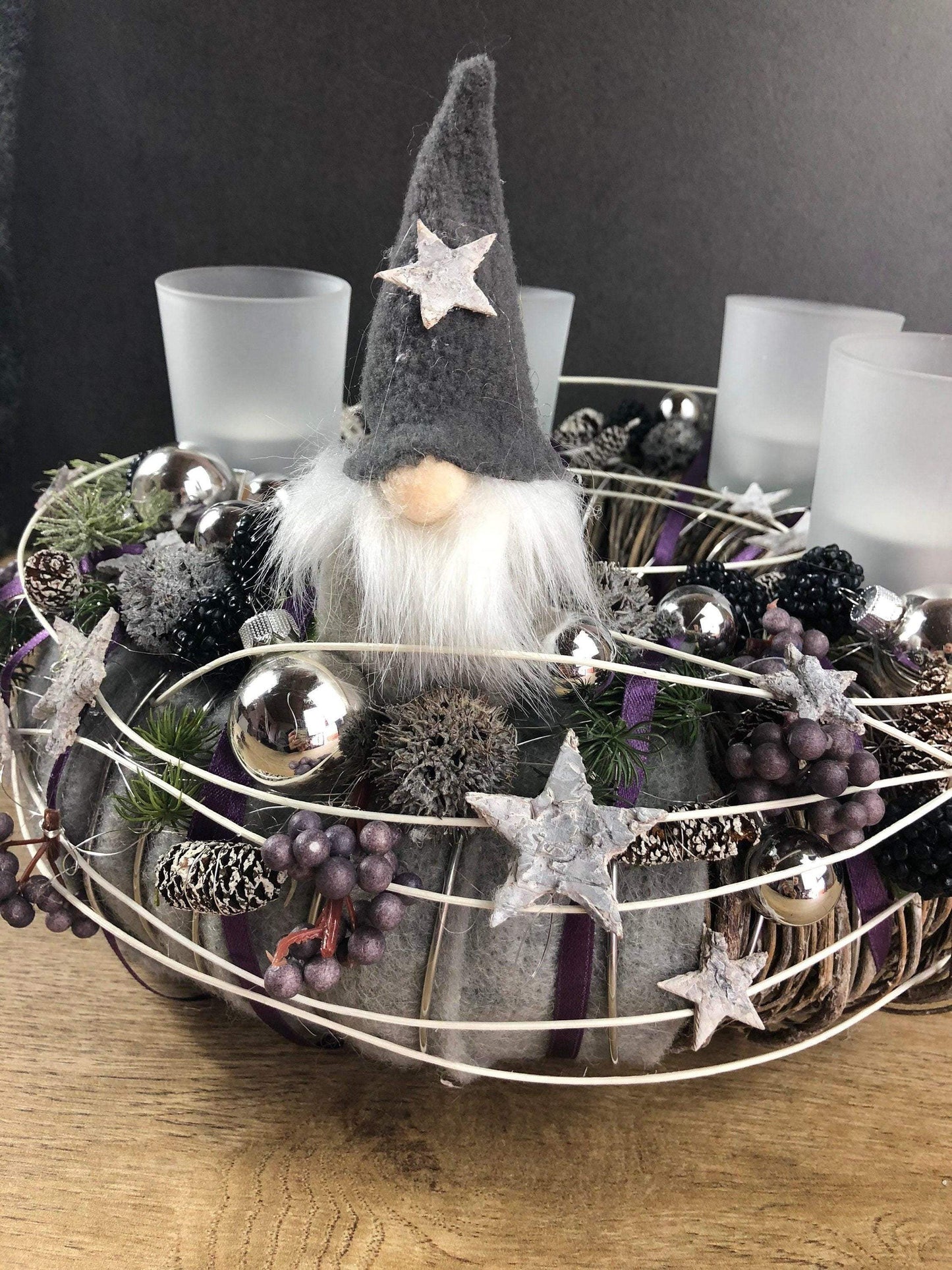 Adventskranz Aubergine Grau Weiß Wichtel Silber – handgemacht aus Seiden- und Kunstblumen, langlebig & pflegeleicht von SarahsFlowerStudio