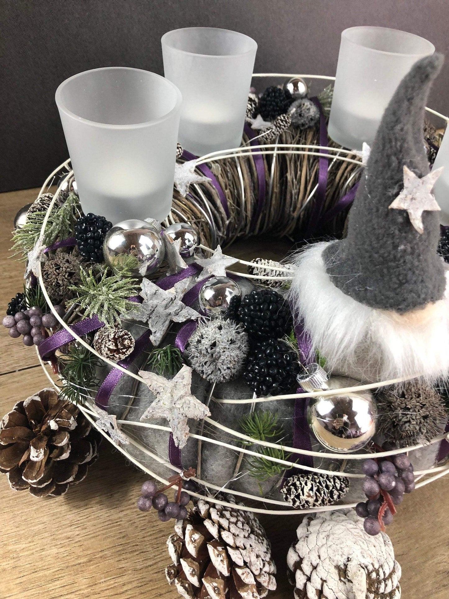 Adventskranz Aubergine Grau Weiß Wichtel Silber – handgemacht aus Seiden- und Kunstblumen, langlebig & pflegeleicht von SarahsFlowerStudio