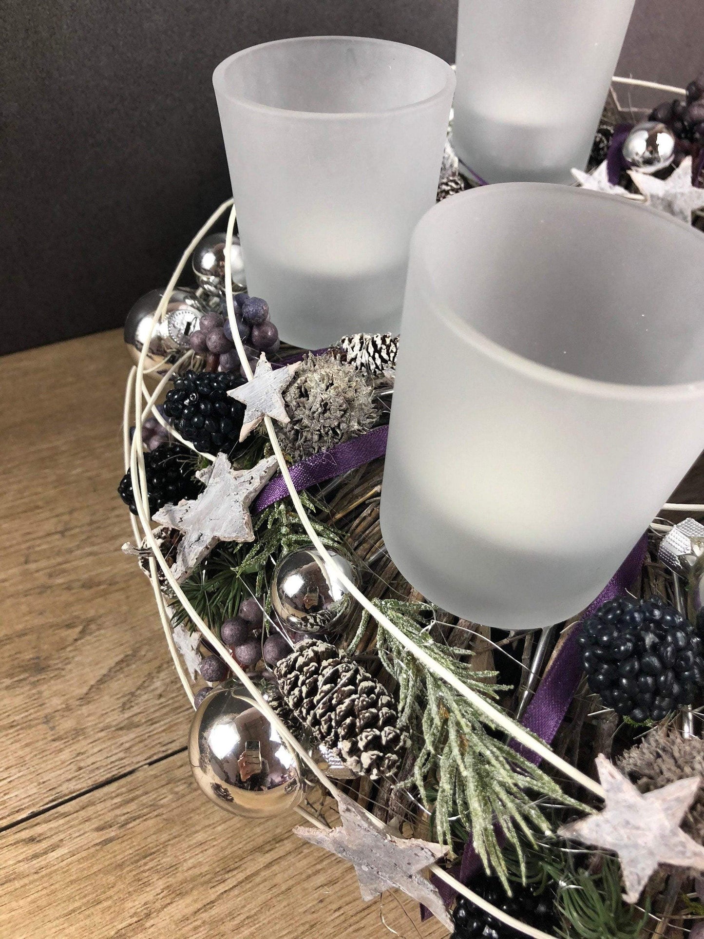 Adventskranz Aubergine Grau Weiß Wichtel Silber – handgemacht aus Seiden- und Kunstblumen, langlebig & pflegeleicht von SarahsFlowerStudio