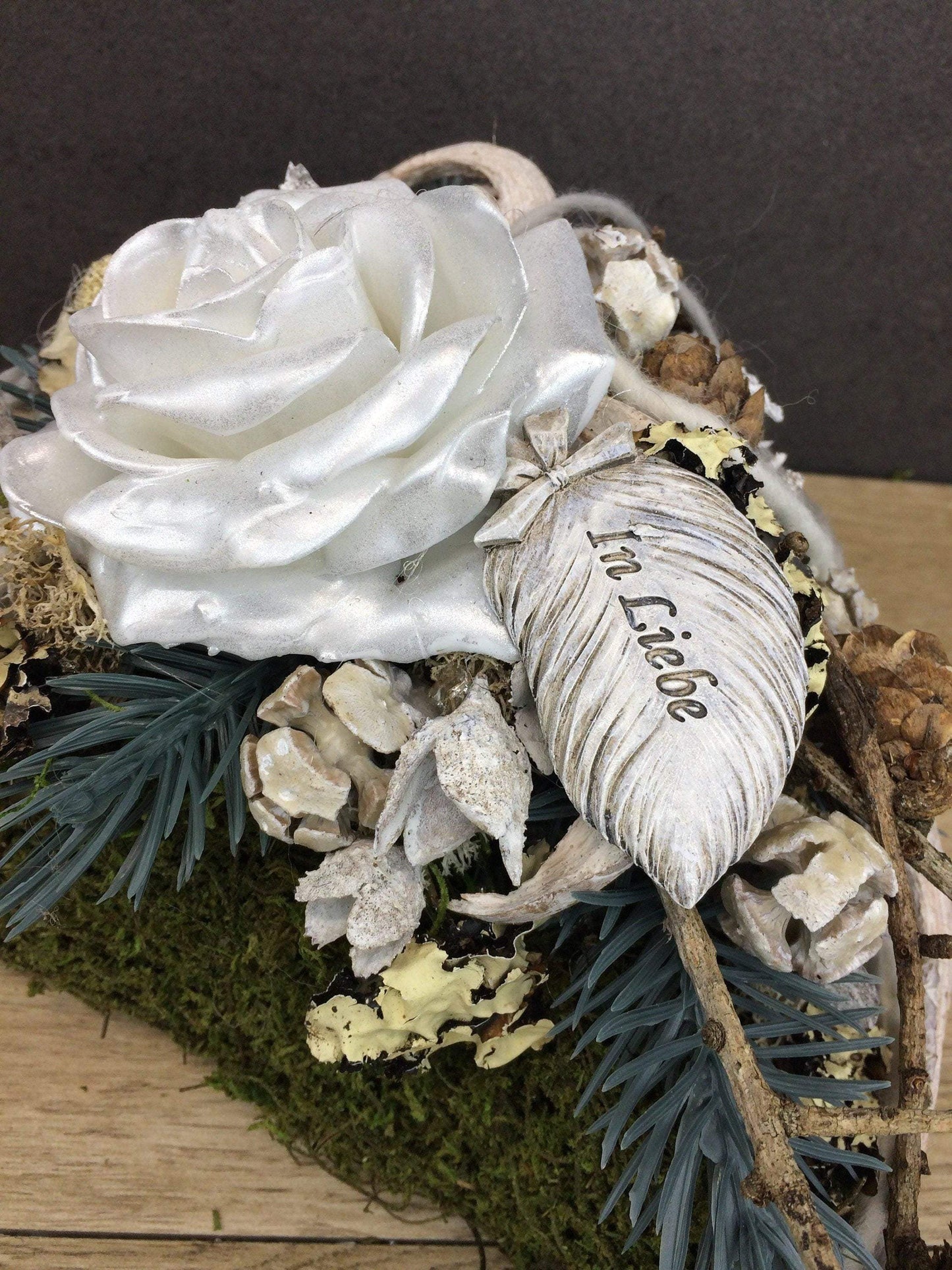 Grabgesteck Allerheiligen Wachsrosen Wachsrose Rose Grabschmuck Herz Grabdekoration – handgemacht aus Seiden- und Kunstblumen, langlebig & pflegeleicht von SarahsFlowerStudio