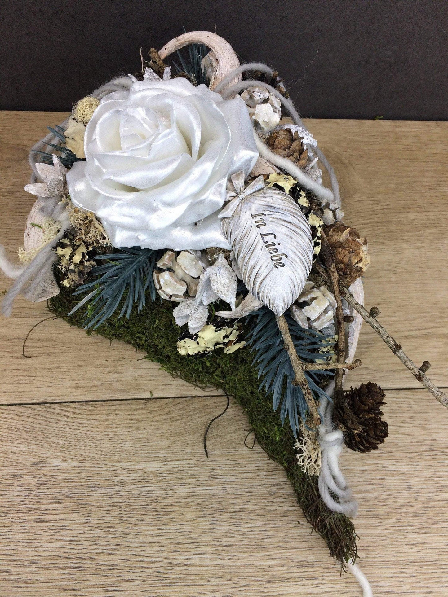 Grabgesteck Allerheiligen Wachsrosen Wachsrose Rose Grabschmuck Herz Grabdekoration – handgemacht aus Seiden- und Kunstblumen, langlebig & pflegeleicht von SarahsFlowerStudio