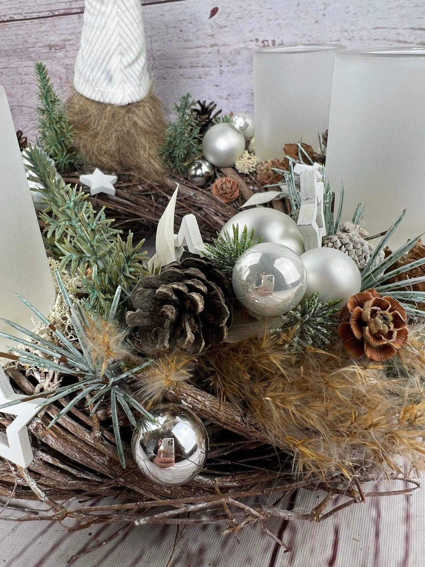 Adventskranz Gläser Wichtel Samt Kugel Sterne Draht Tanne Haltbar Künstlich – handgemacht aus Seiden- und Kunstblumen, langlebig & pflegeleicht von SarahsFlowerStudio