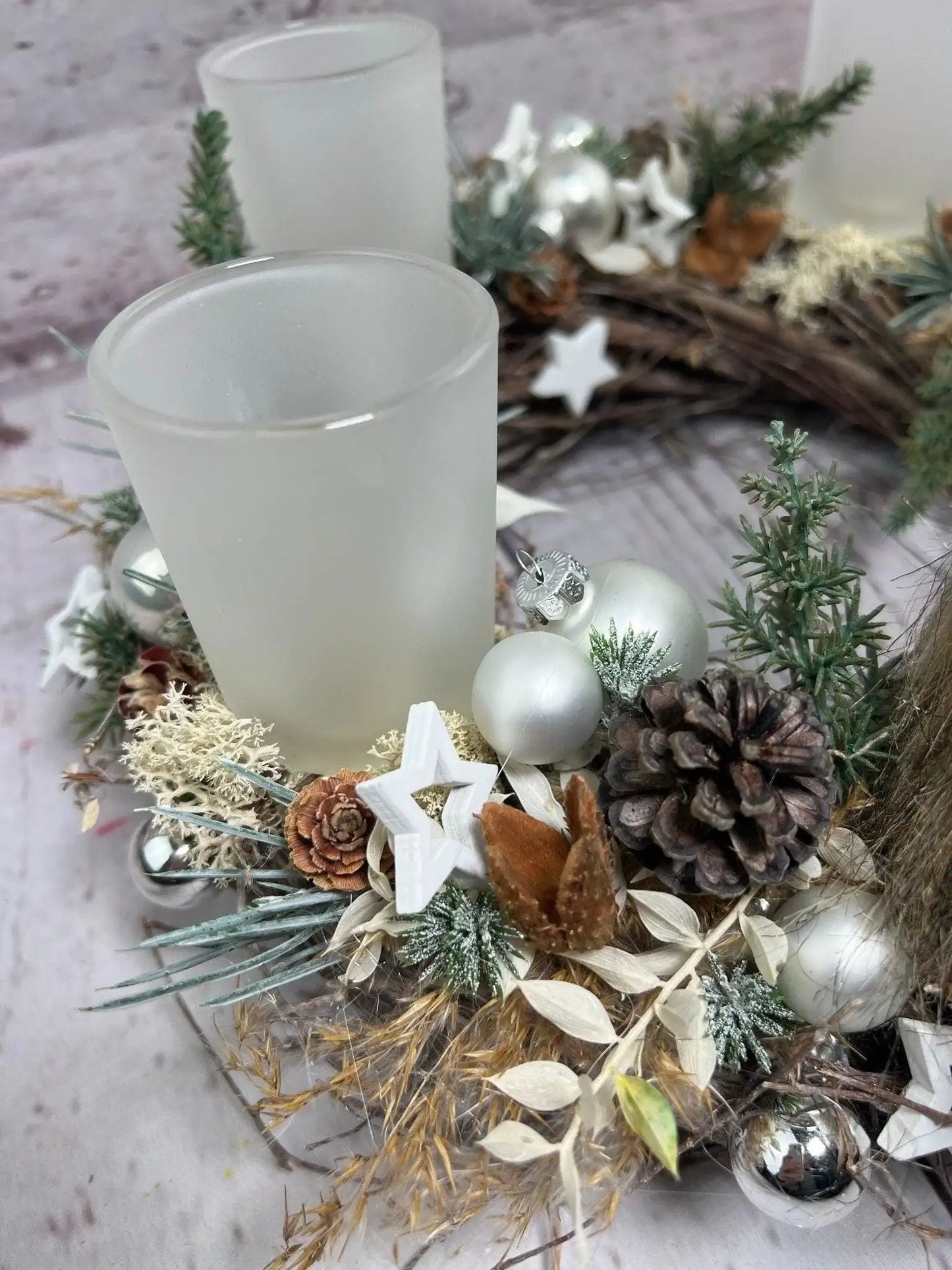 Adventskranz Gläser Wichtel Samt Kugel Sterne Draht Tanne Haltbar Künstlich – handgemacht aus Seiden- und Kunstblumen, langlebig & pflegeleicht von SarahsFlowerStudio