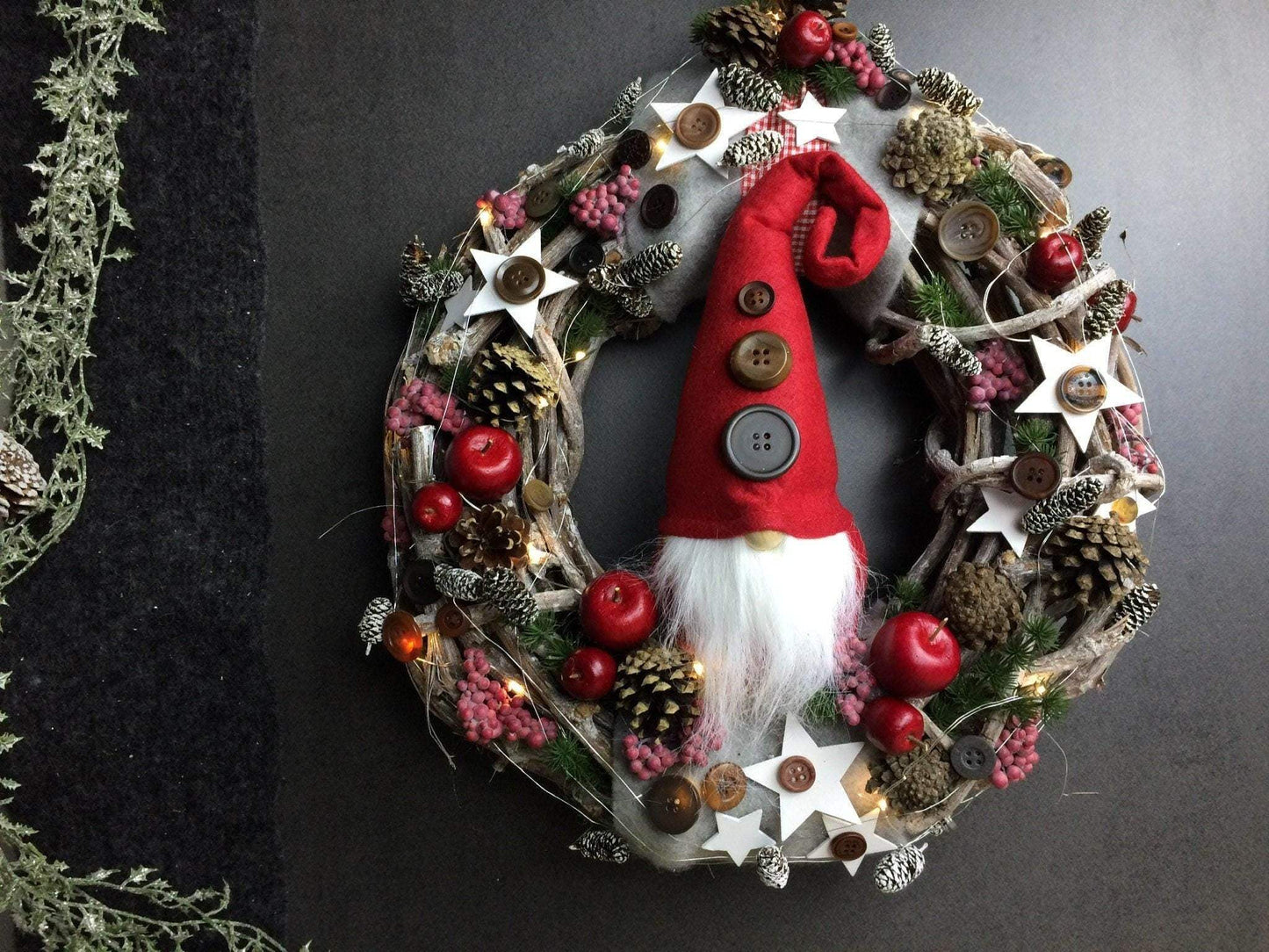 Advent 45cm Türkranz mit 20er LED Türdeko Türschmuck Weihnachten Weidenkranz Wichtel – handgemacht aus Seiden- und Kunstblumen, langlebig & pflegeleicht von SarahsFlowerStudio