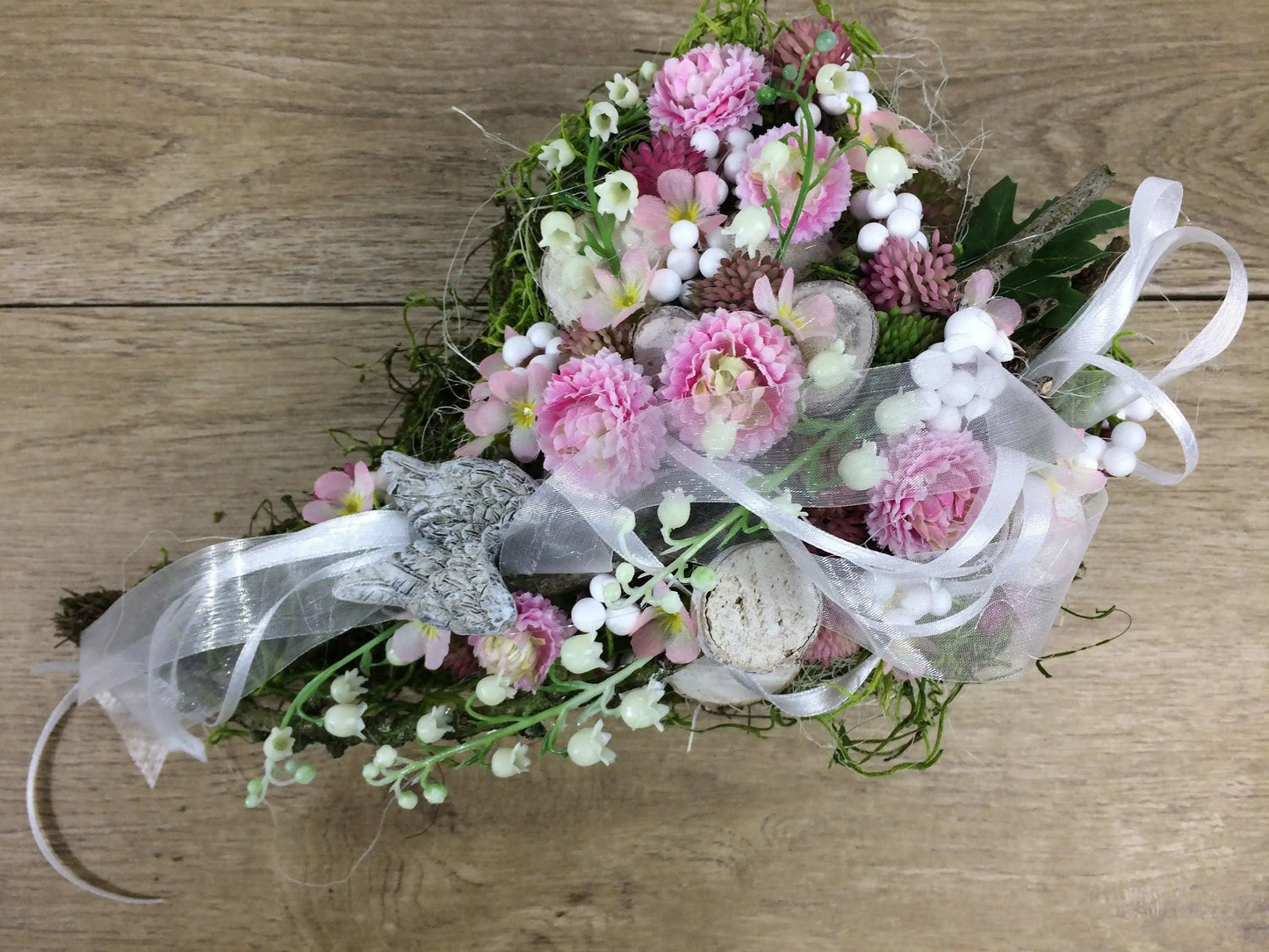 Grabgesteck Grabschmuck Gesteck Herz Moosherz Grabdeko Grabdekoration – handgemacht aus Seiden- und Kunstblumen, langlebig & pflegeleicht von SarahsFlowerStudio