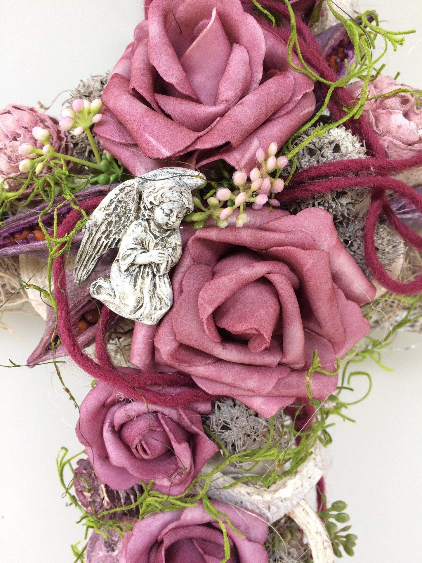 Grabschmuck Grabgesteck Gesteck Grab Allerheiligen Reebkreuz Kreuz Rose Grave Arrangument grave flowers longlasting Grabdeko Grabdekoration – handgemacht aus Seiden- und Kunstblumen, langlebig & pflegeleicht von SarahsFlowerStudio