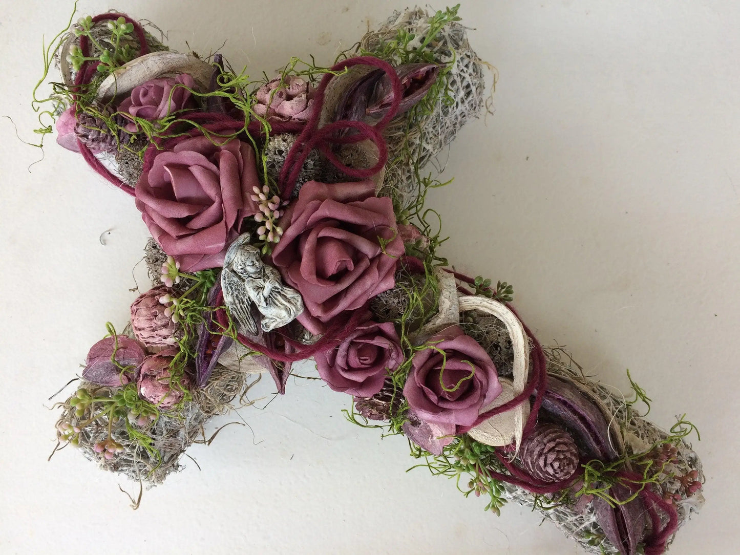 Grabschmuck Grabgesteck Gesteck Grab Allerheiligen Reebkreuz Kreuz Rose Grave Arrangument grave flowers longlasting Grabdeko Grabdekoration – handgemacht aus Seiden- und Kunstblumen, langlebig & pflegeleicht von SarahsFlowerStudio