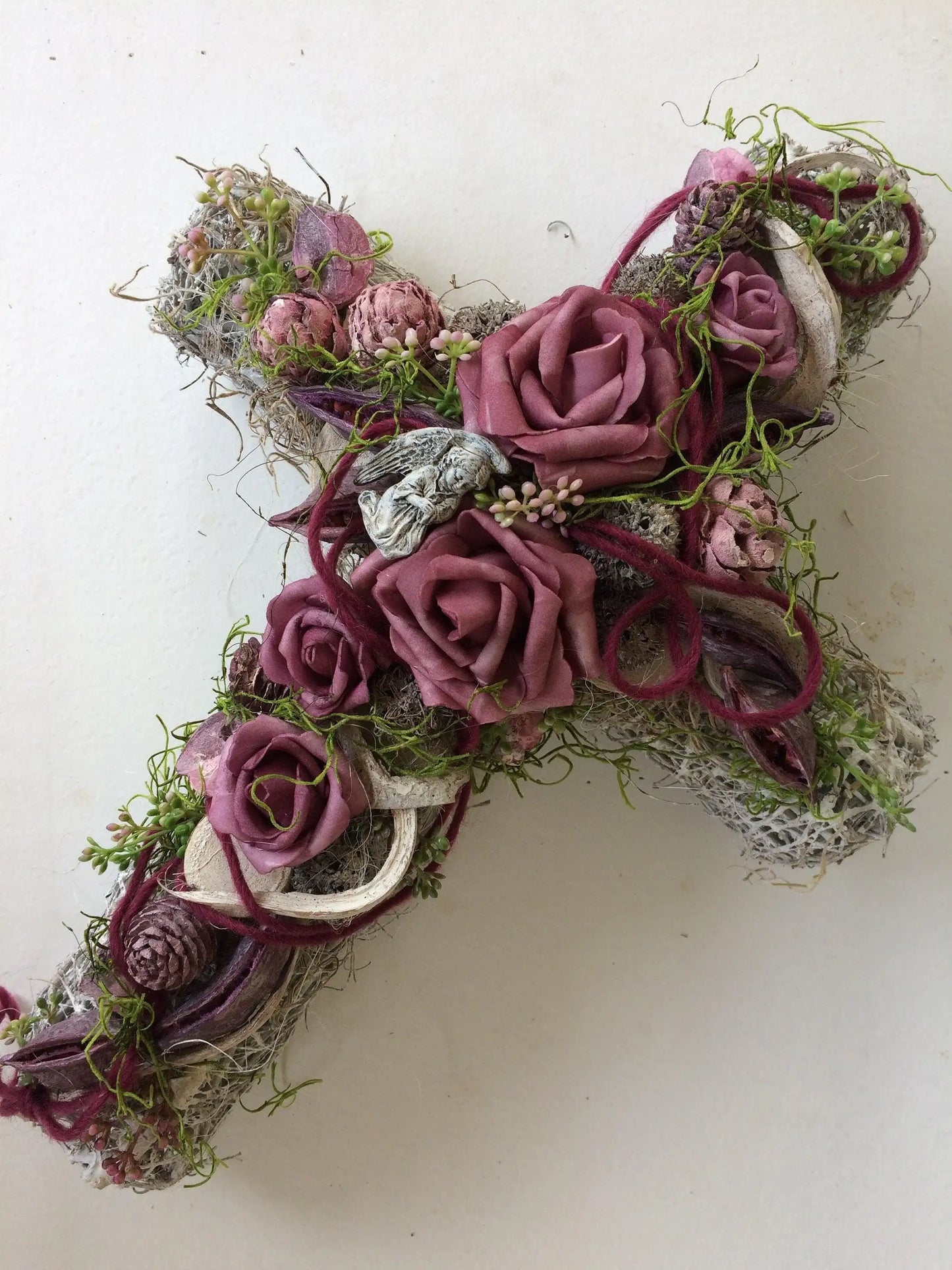 Grabschmuck Grabgesteck Gesteck Grab Allerheiligen Reebkreuz Kreuz Rose Grave Arrangument grave flowers longlasting Grabdeko Grabdekoration – handgemacht aus Seiden- und Kunstblumen, langlebig & pflegeleicht von SarahsFlowerStudio