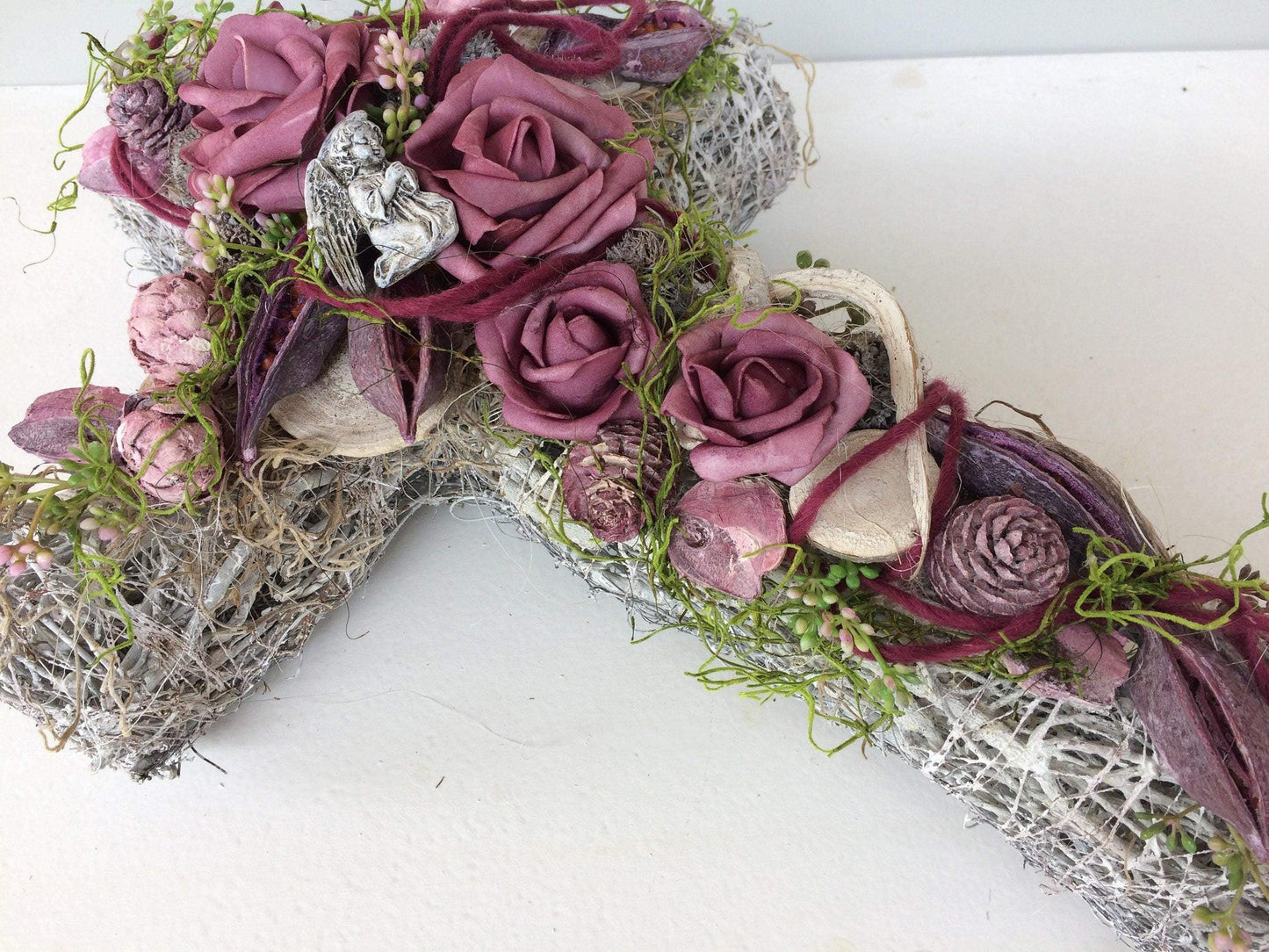 Grabschmuck Grabgesteck Gesteck Grab Allerheiligen Reebkreuz Kreuz Rose Grave Arrangument grave flowers longlasting Grabdeko Grabdekoration – handgemacht aus Seiden- und Kunstblumen, langlebig & pflegeleicht von SarahsFlowerStudio