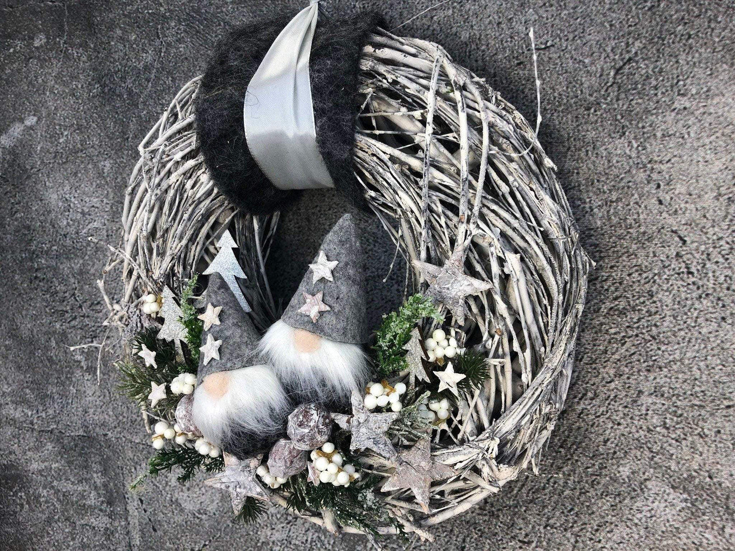 Advent Türkranz Türdeko Türschmuck Weihnachten Weidenkranz Wichtel Stern Grau Weiß – handgemacht aus Seiden- und Kunstblumen, langlebig & pflegeleicht von SarahsFlowerStudio