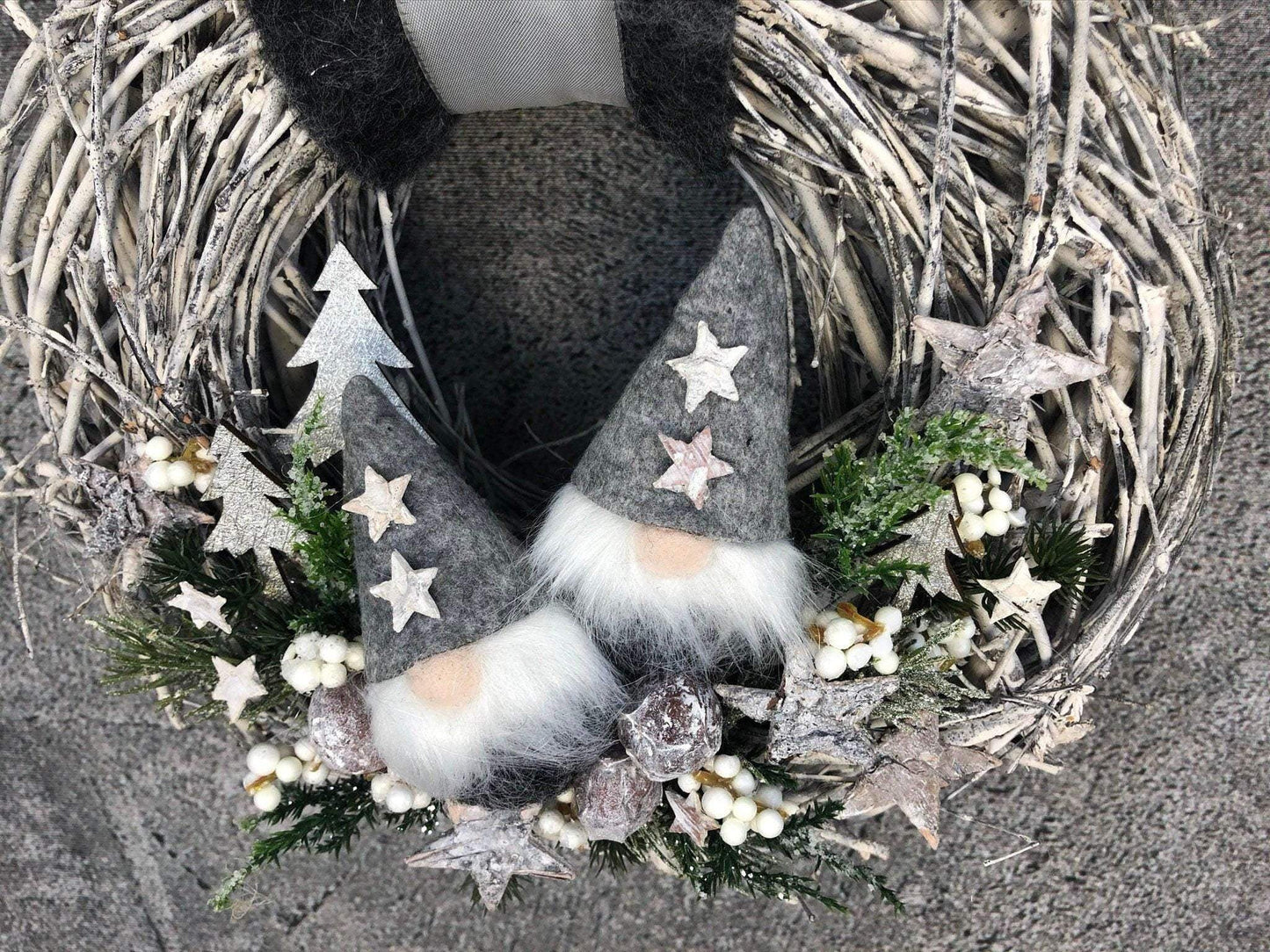 Advent Türkranz Türdeko Türschmuck Weihnachten Weidenkranz Wichtel Stern Grau Weiß – handgemacht aus Seiden- und Kunstblumen, langlebig & pflegeleicht von SarahsFlowerStudio