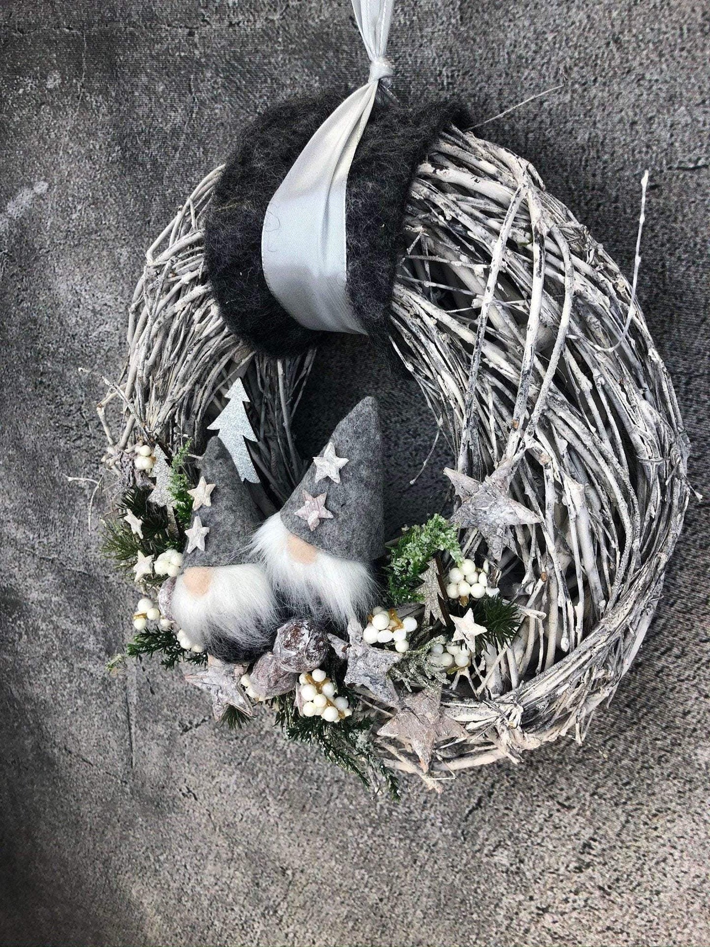 Advent Türkranz Türdeko Türschmuck Weihnachten Weidenkranz Wichtel Stern Grau Weiß – handgemacht aus Seiden- und Kunstblumen, langlebig & pflegeleicht von SarahsFlowerStudio