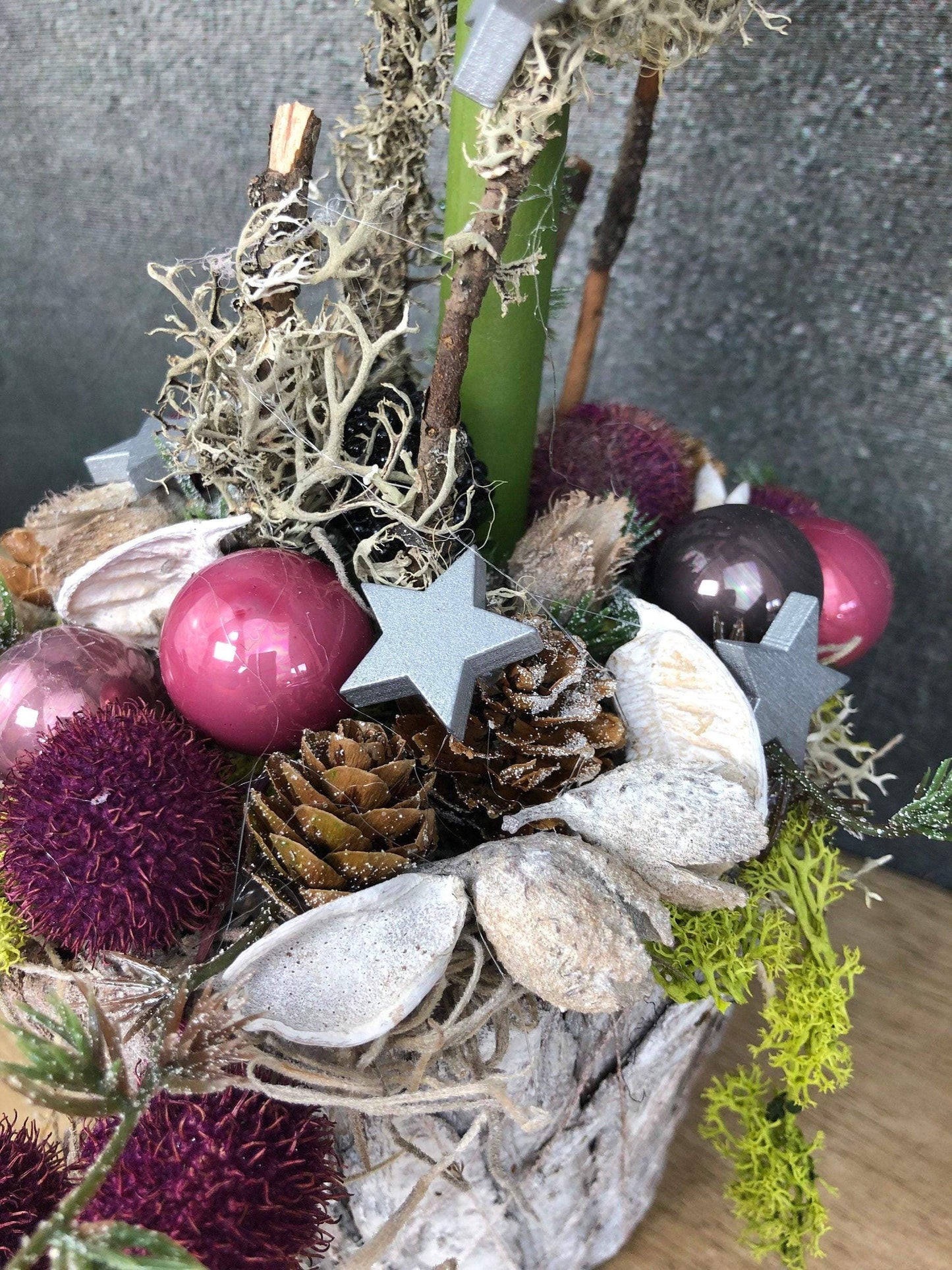 Adventsgesteck Gesteck Amaryllis Beere Modern Rund Moos Thuja Zapfen Rot Weiß – handgemacht aus Seiden- und Kunstblumen, langlebig & pflegeleicht von SarahsFlowerStudio