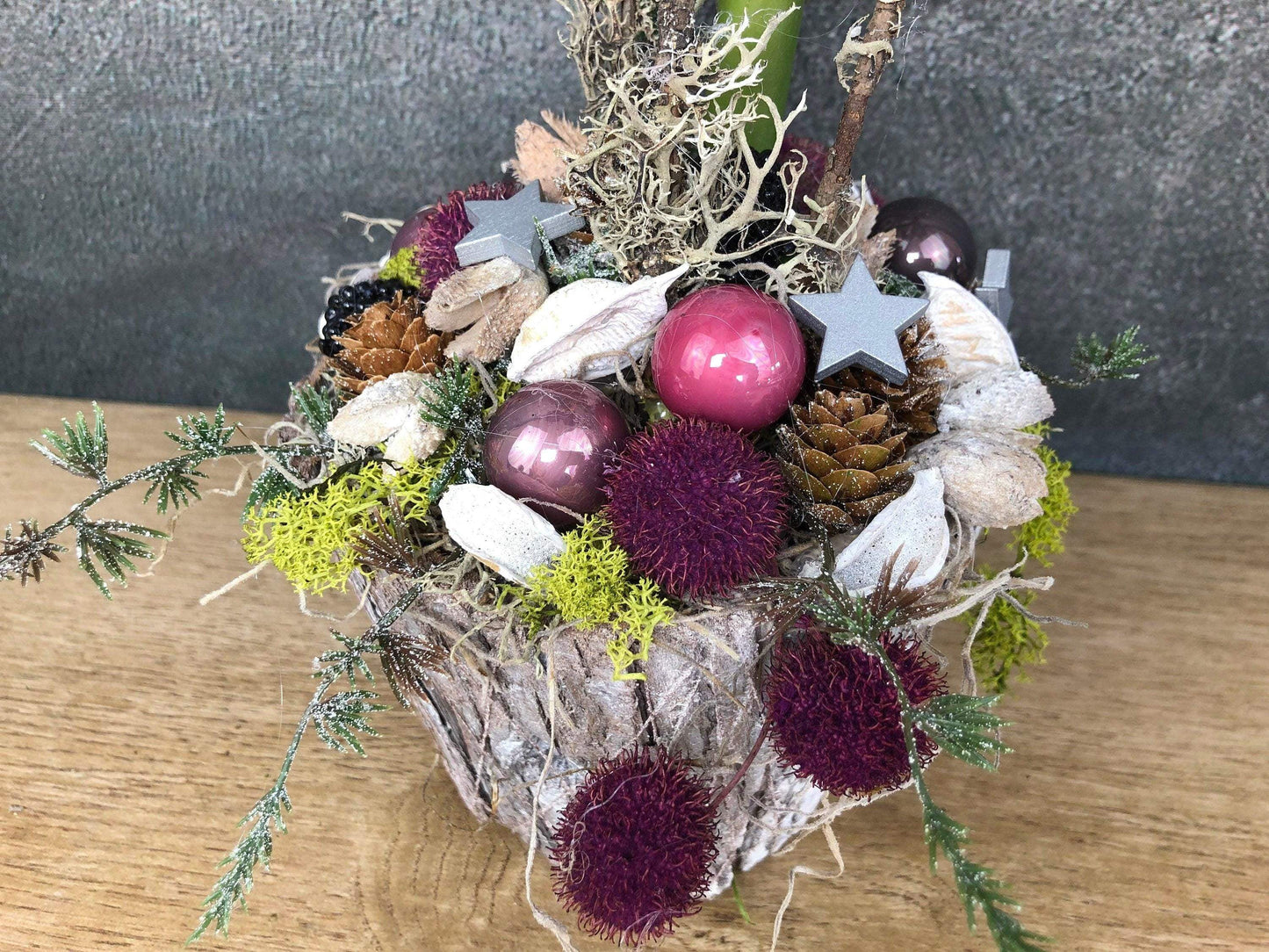 Adventsgesteck Gesteck Amaryllis Beere Modern Rund Moos Thuja Zapfen Rot Weiß – handgemacht aus Seiden- und Kunstblumen, langlebig & pflegeleicht von SarahsFlowerStudio
