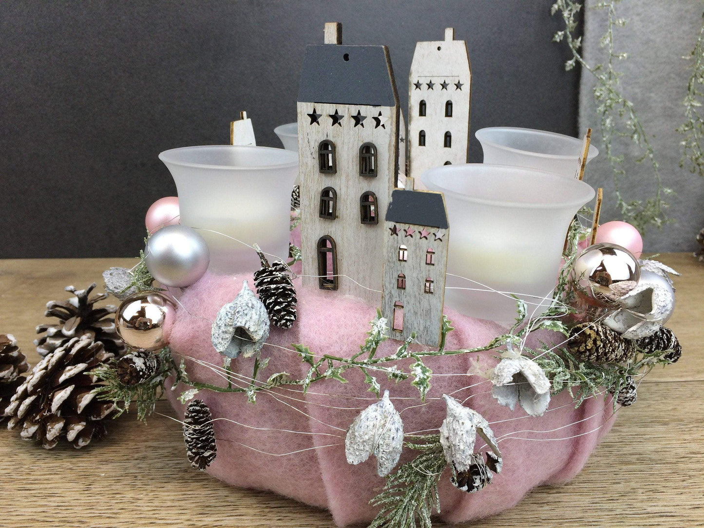 Adventskranz Adventskalender Gläser Häuser Kugeln Kerzen Tanne Filz Modern Natürlich Getrocknet Künstlich Haltbar – handgemacht aus Seiden- und Kunstblumen, langlebig & pflegeleicht von SarahsFlowerStudio