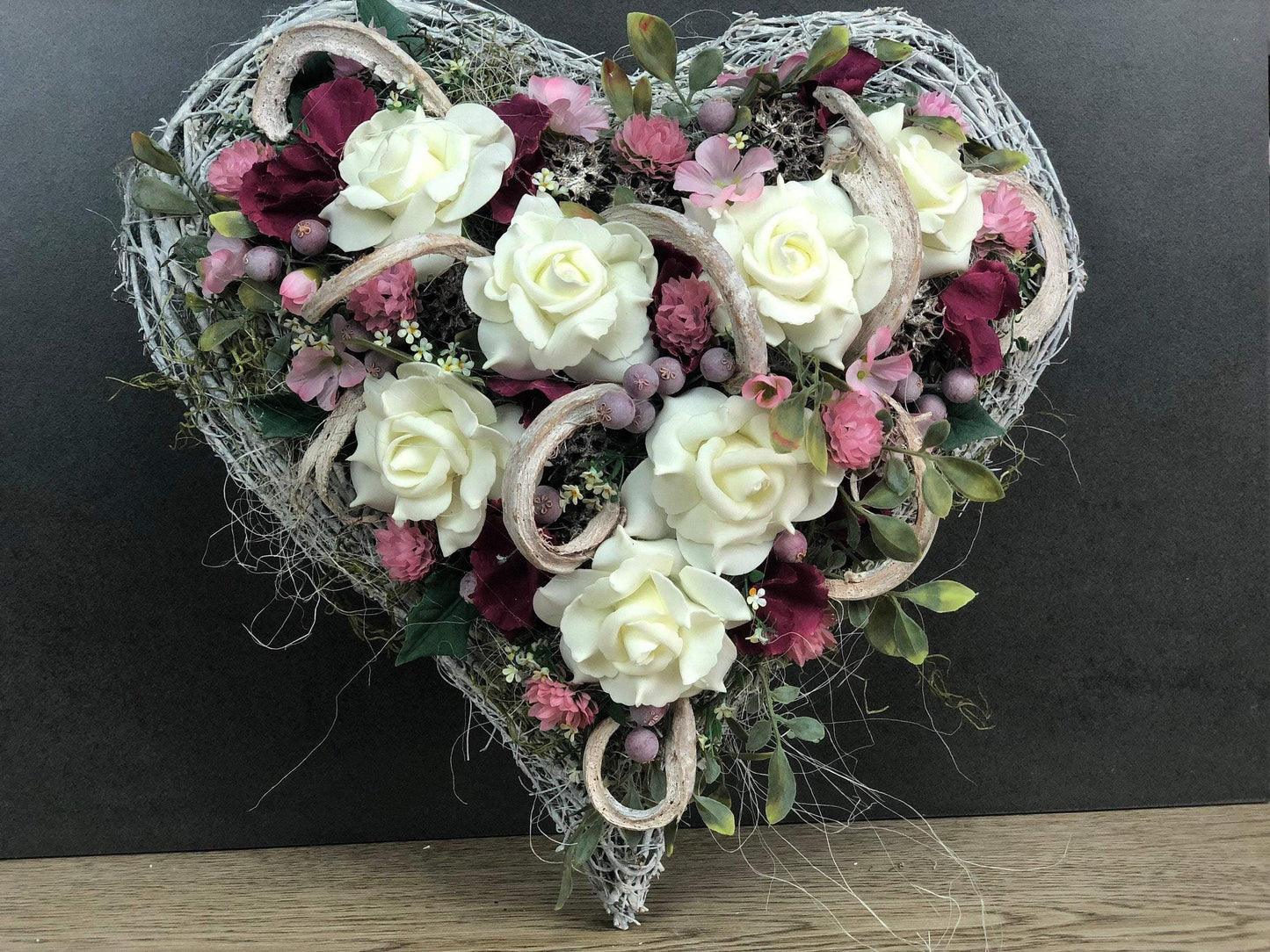 Grabgesteck Grabschmuck Herz Farbwunsch Grabdeko Grabdekoration – handgemacht aus Seiden- und Kunstblumen, langlebig & pflegeleicht von SarahsFlowerStudio