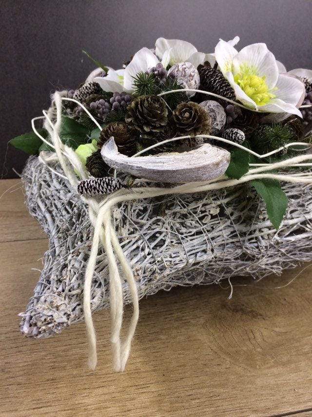 Grabgesteck 38x38cm Grabschmuck Herz Christrosen Grabdeko Grabdekoration – handgemacht aus Seiden- und Kunstblumen, langlebig & pflegeleicht von SarahsFlowerStudio