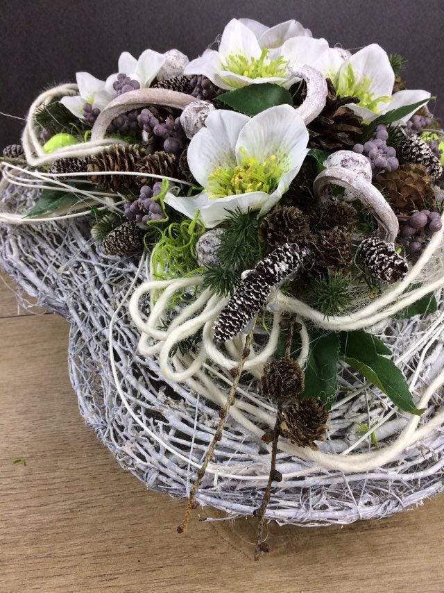 Grabgesteck 38x38cm Grabschmuck Herz Christrosen Grabdeko Grabdekoration – handgemacht aus Seiden- und Kunstblumen, langlebig & pflegeleicht von SarahsFlowerStudio