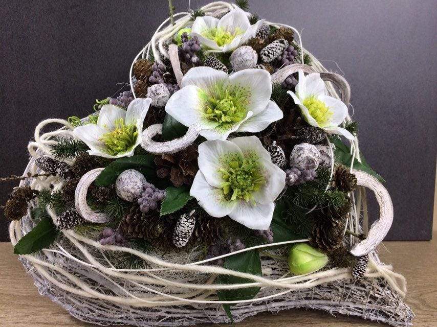 Grabgesteck 38x38cm Grabschmuck Herz Christrosen Grabdeko Grabdekoration – handgemacht aus Seiden- und Kunstblumen, langlebig & pflegeleicht von SarahsFlowerStudio