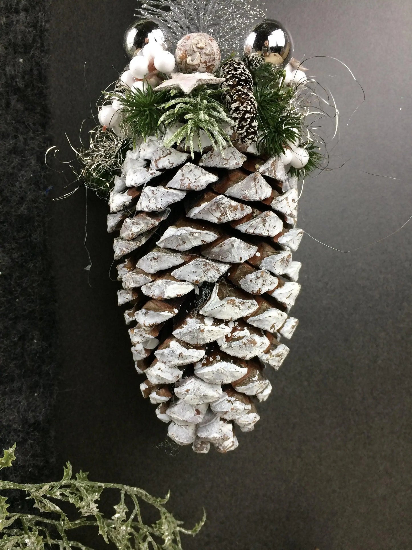 Advent Fenster Fensterschmuck Fensterdeko Deko Weihnachten Zapfen Tannenbaum – handgemacht aus Seiden- und Kunstblumen, langlebig & pflegeleicht von SarahsFlowerStudio