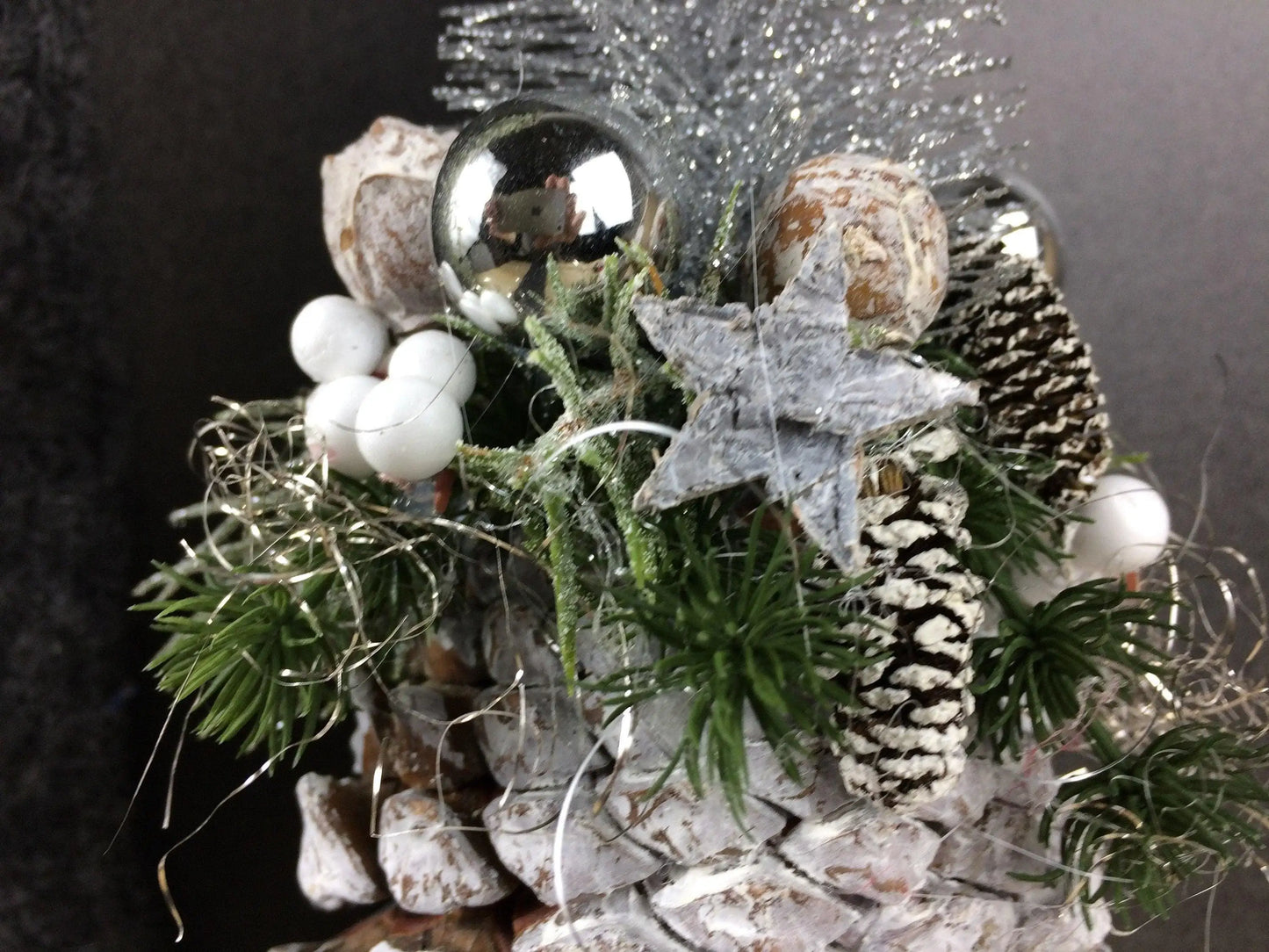 Advent Fenster Fensterschmuck Fensterdeko Deko Weihnachten Zapfen Tannenbaum – handgemacht aus Seiden- und Kunstblumen, langlebig & pflegeleicht von SarahsFlowerStudio