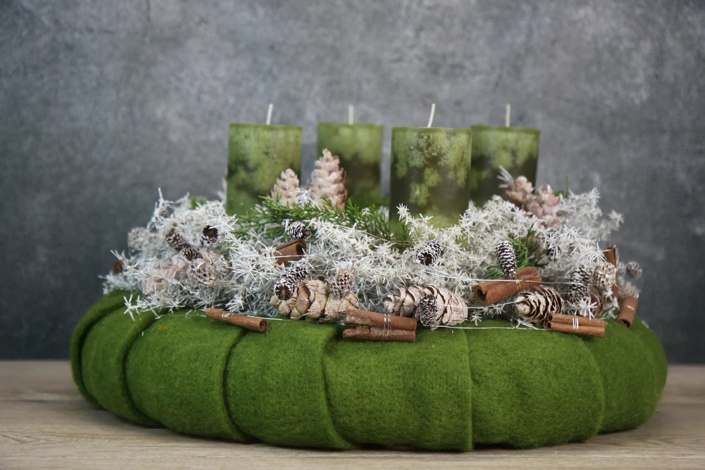 Adventskranz Adventskalender Asparagus Filz Zimt Zapfen Thuja mehrjährig groß rund – handgemacht aus Seiden- und Kunstblumen, langlebig & pflegeleicht von SarahsFlowerStudio