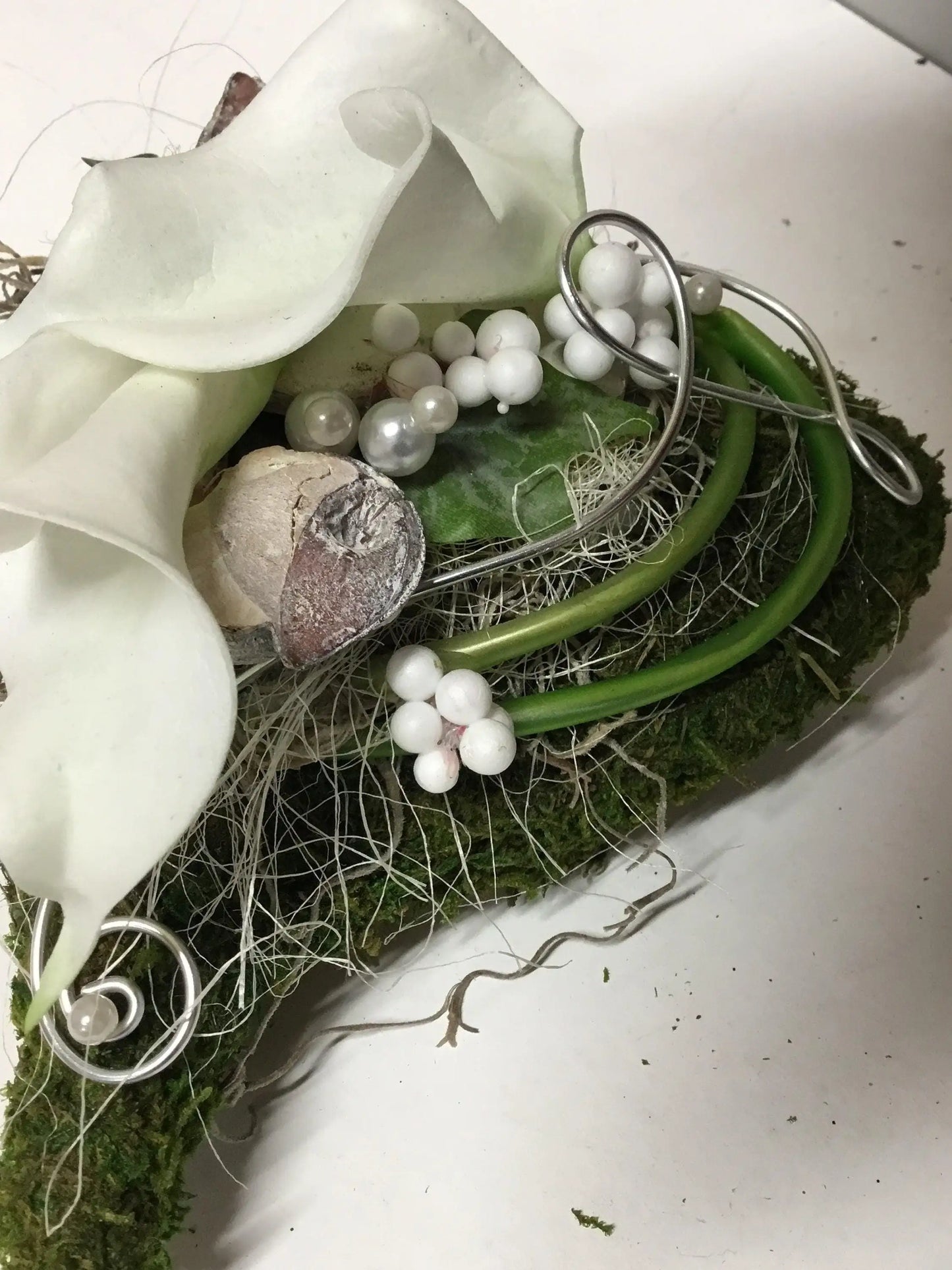 Grabgesteck Grabschmuck Urnengrab Gesteck Grab Allerheiligen Calla Winterlich Herz Moosherz Rose Grave Arrangument grave flowers longlasting – handgemacht aus Seiden- und Kunstblumen, langlebig & pflegeleicht von SarahsFlowerStudio