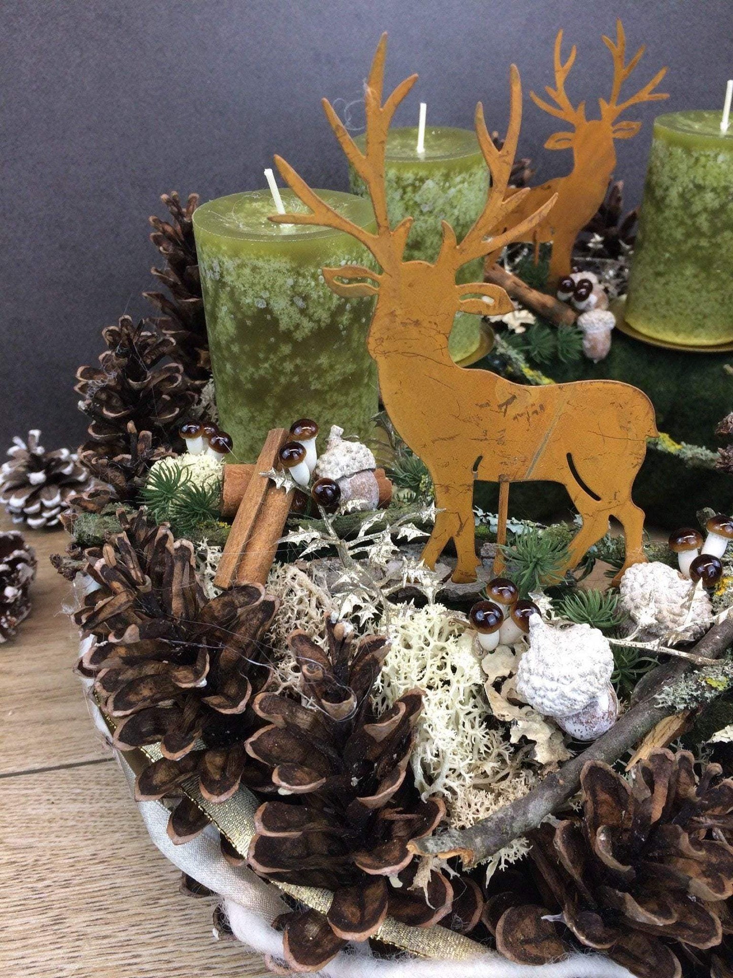Adventskranz Adventskalender Zapfen Pilz Hirsch Zimt Kerzen Tanne Filz Modern Natürlich Getrocknet Künstlich Haltbar – handgemacht aus Seiden- und Kunstblumen, langlebig & pflegeleicht von SarahsFlowerStudio