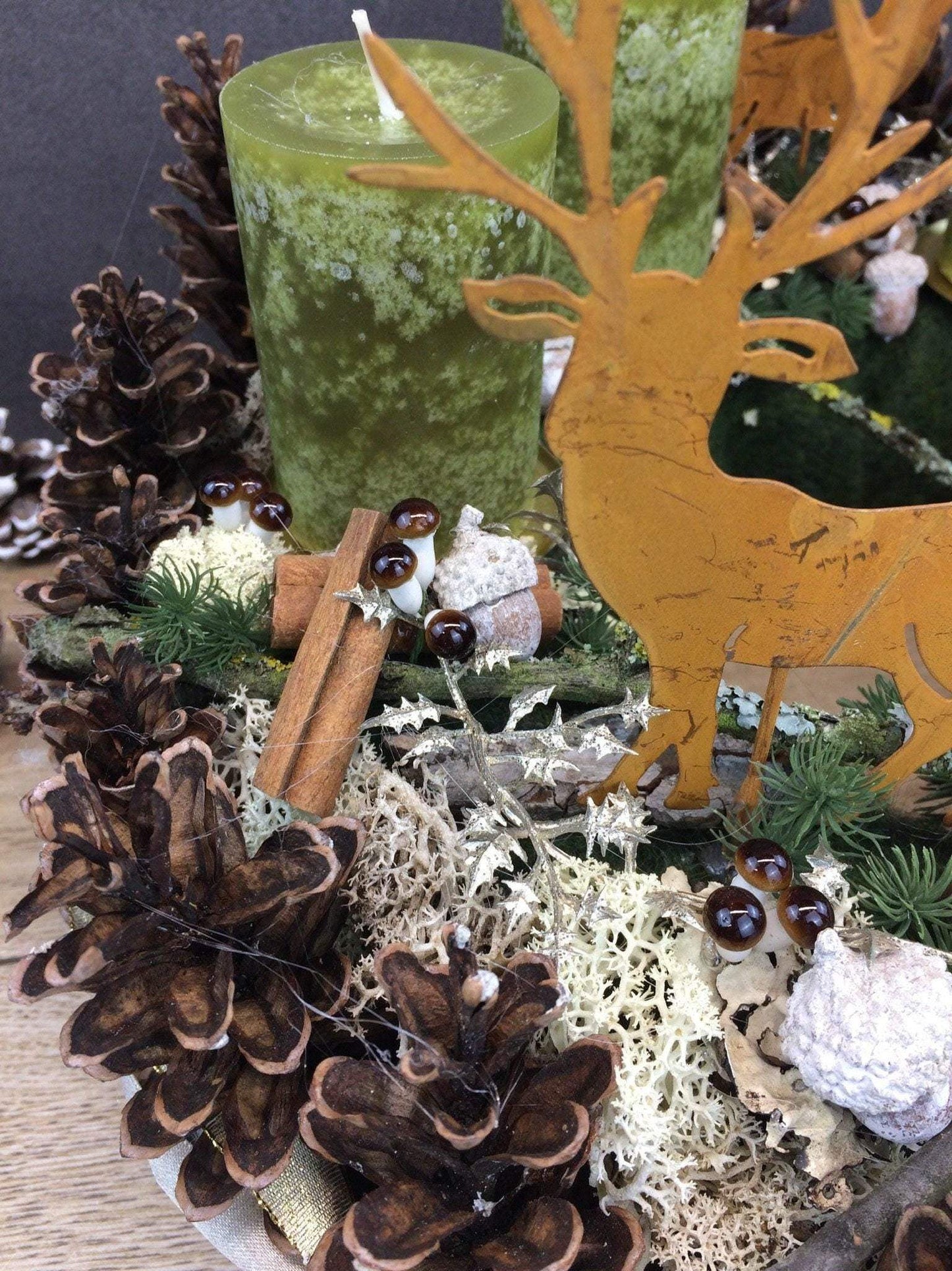 Adventskranz Adventskalender Zapfen Pilz Hirsch Zimt Kerzen Tanne Filz Modern Natürlich Getrocknet Künstlich Haltbar – handgemacht aus Seiden- und Kunstblumen, langlebig & pflegeleicht von SarahsFlowerStudio
