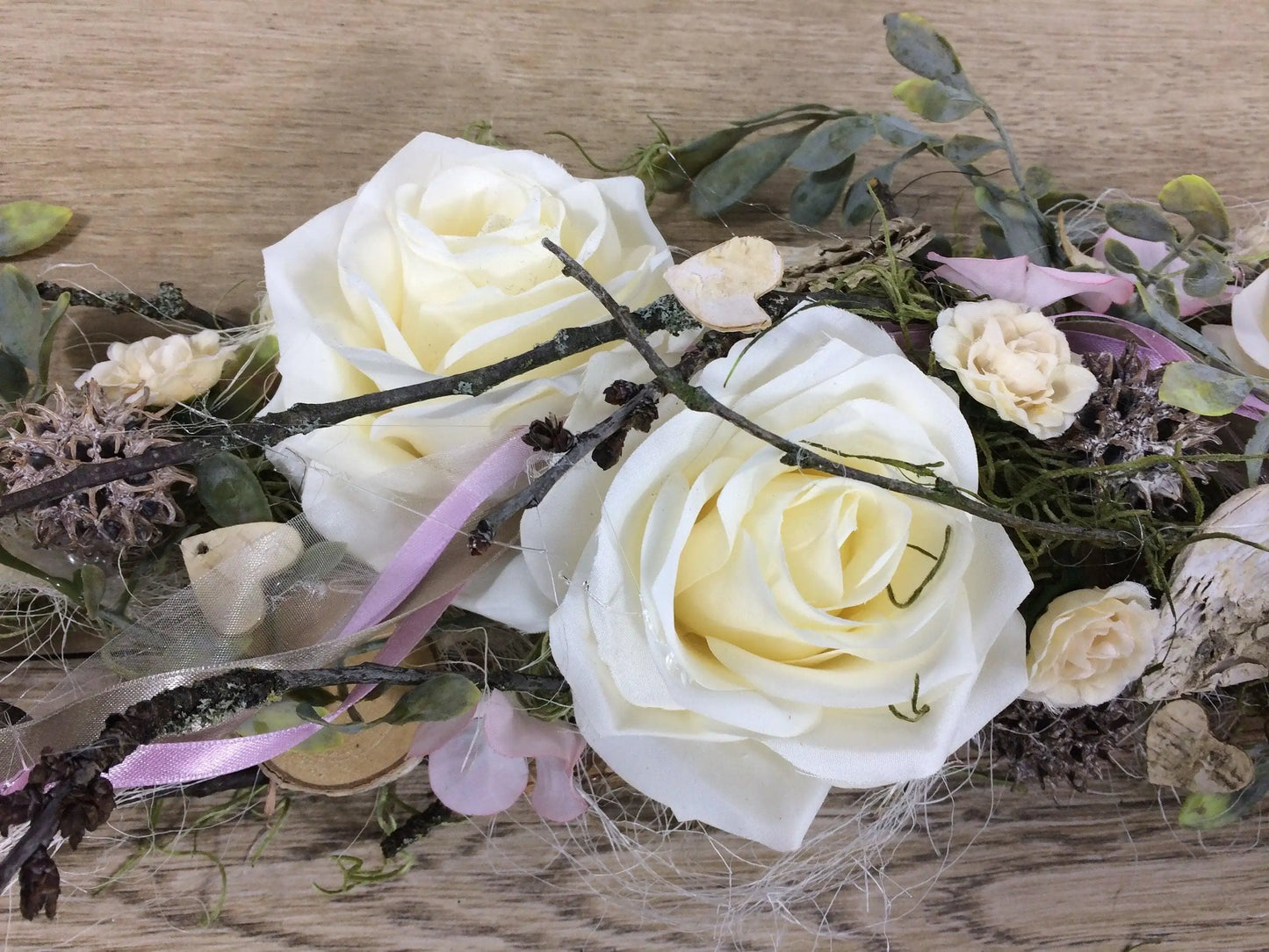Tischdekoration Tischgesteck in Wunschfarbe Eukalyptus Rose Deko Dekoration Birkenscheiben – handgemacht aus Seiden- und Kunstblumen, langlebig & pflegeleicht von SarahsFlowerStudio