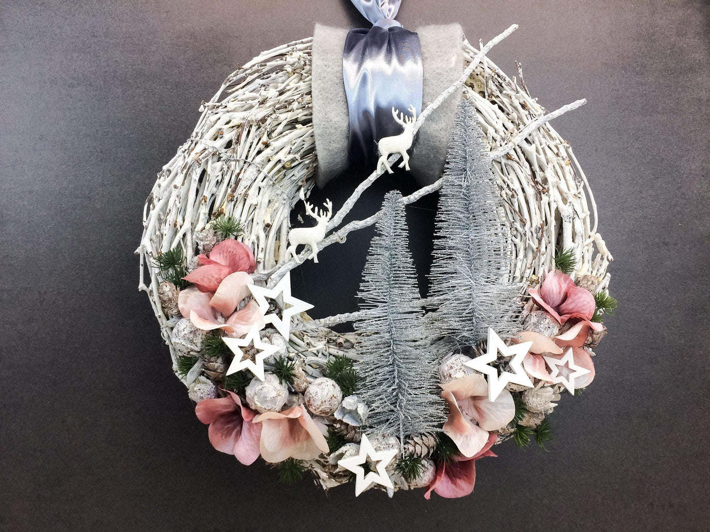Advent Türkranz Türdeko Türschmuck Weihnachten Weidenkranz Wachskranz Adventskranz Sterne Tannenbaum Hirsch Tanne Filz Draht – handgemacht aus Seiden- und Kunstblumen, langlebig & pflegeleicht von SarahsFlowerStudio
