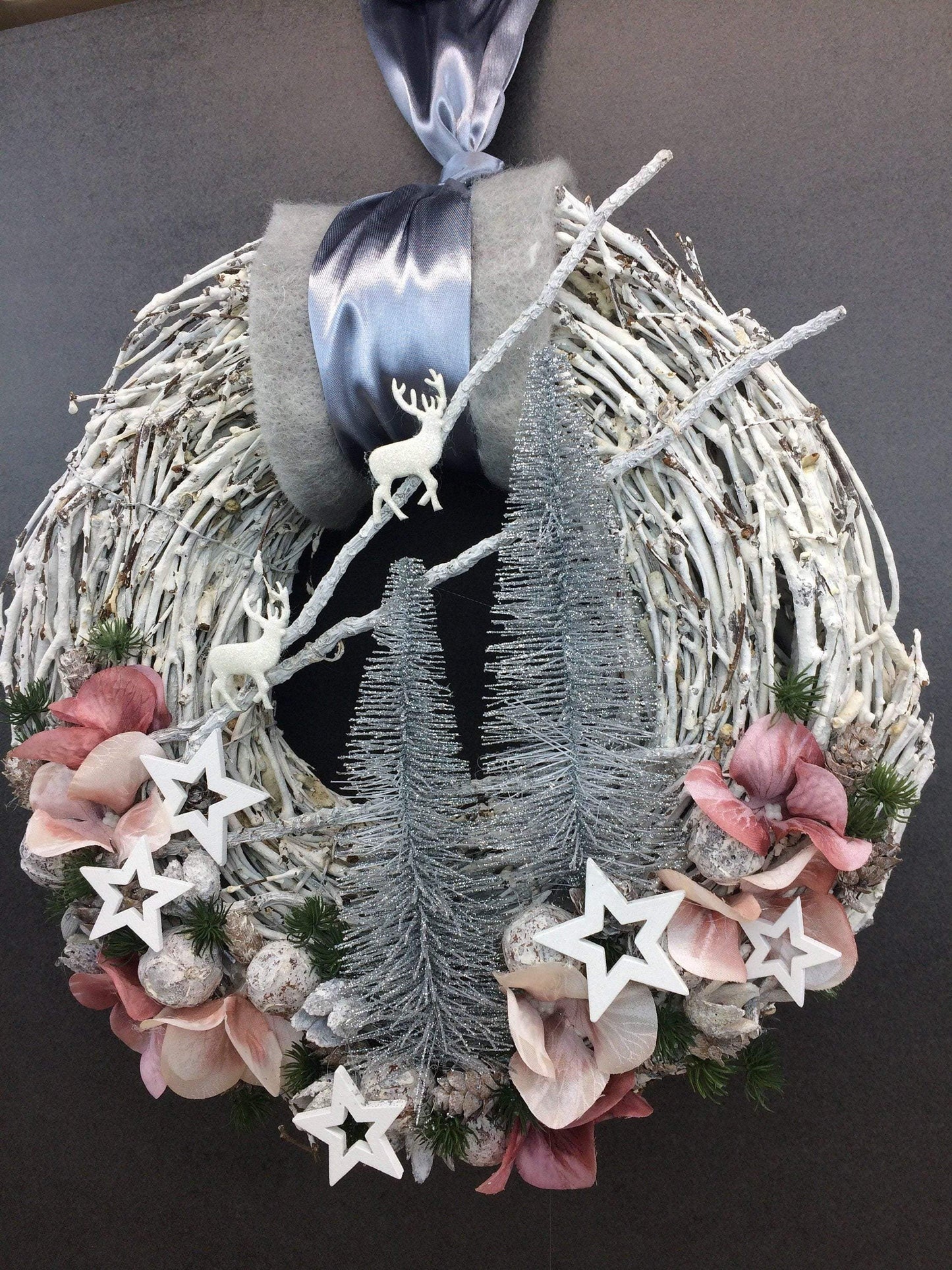 Advent Türkranz Türdeko Türschmuck Weihnachten Weidenkranz Wachskranz Adventskranz Sterne Tannenbaum Hirsch Tanne Filz Draht – handgemacht aus Seiden- und Kunstblumen, langlebig & pflegeleicht von SarahsFlowerStudio