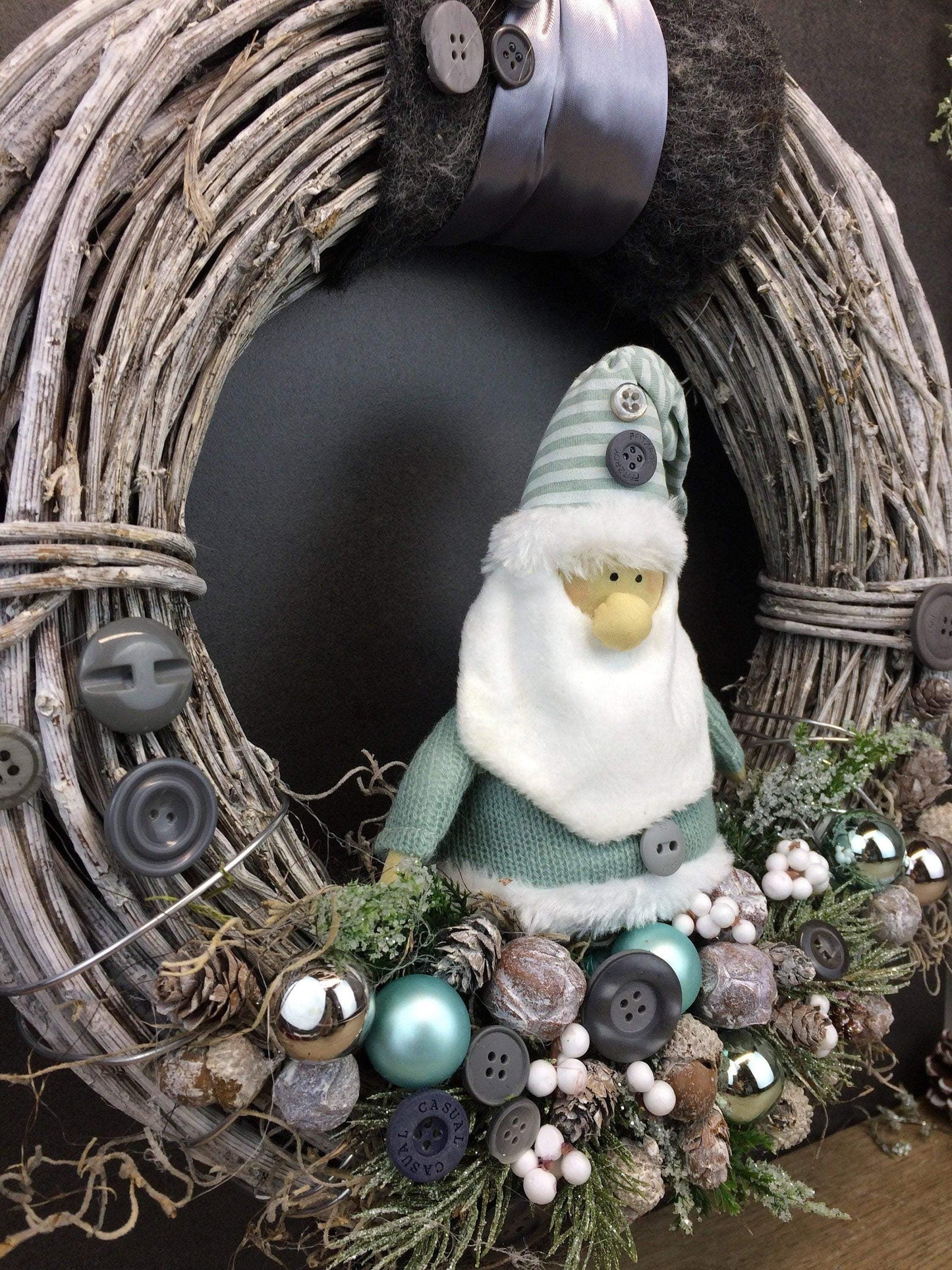 Advent Türkranz Türdeko Türschmuck Weihnachten Weidenkranz Wichtel 37cm Modern – handgemacht aus Seiden- und Kunstblumen, langlebig & pflegeleicht von SarahsFlowerStudio