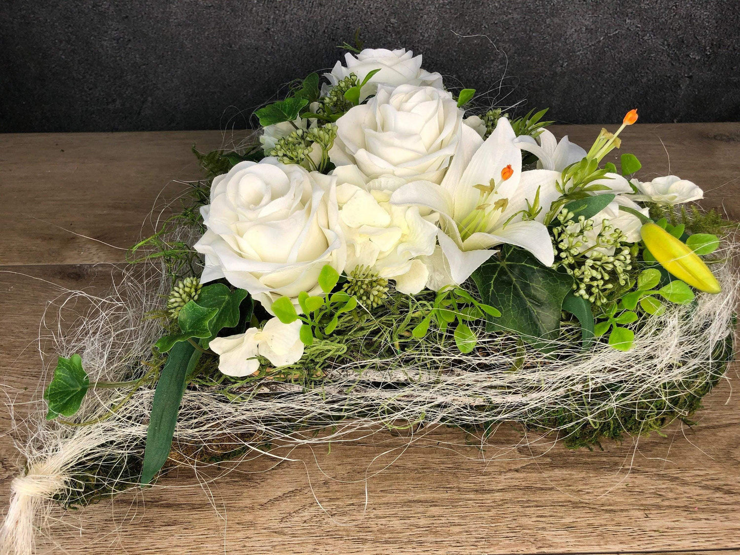 Grabgesteck mit weißen Lilien und Rosen Grabschmuck Herz Farbwunsch Grabdeko Grabdekoration – handgemacht aus Seiden- und Kunstblumen, langlebig & pflegeleicht von SarahsFlowerStudio