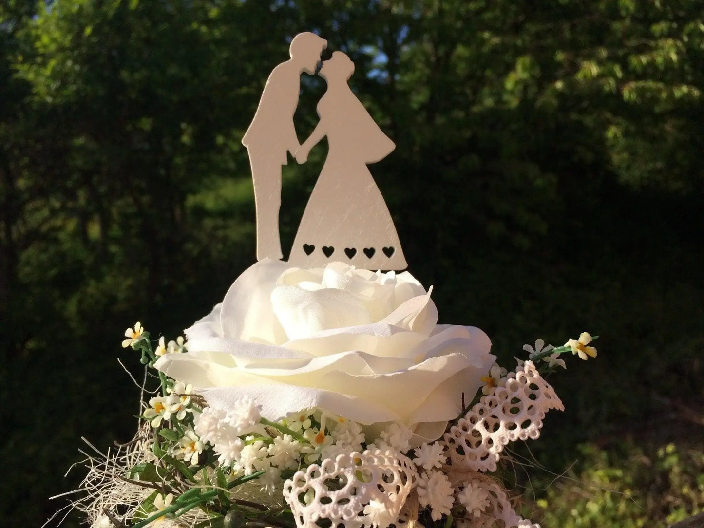Cake Topper Tortenfigur Hochzeit Weiß – handgemacht aus Seiden- und Kunstblumen, langlebig & pflegeleicht von SarahsFlowerStudio