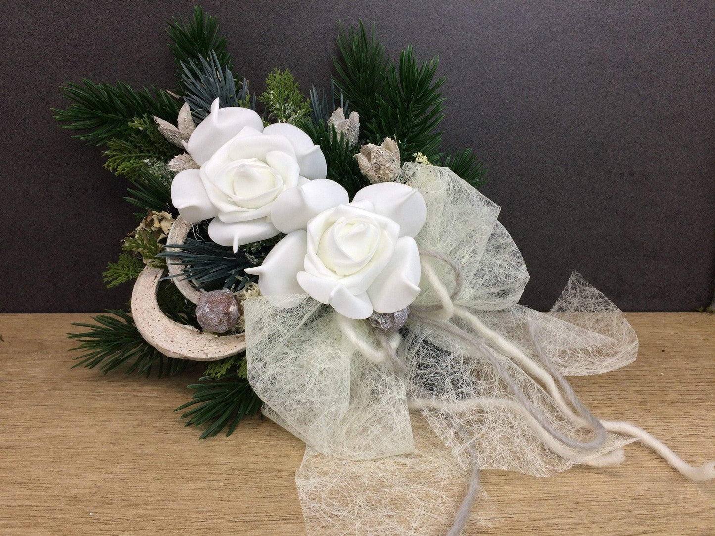 Grabgesteck zum legen Grabstrauß Liege Bukett Allerheiligen Wachsrosen Wachsrose Islandmoos Christrosen Rosen Grabdekoration – handgemacht aus Seiden- und Kunstblumen, langlebig & pflegeleicht von SarahsFlowerStudio