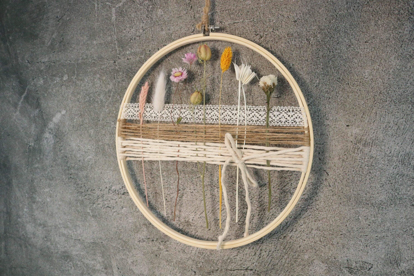 Türkranz Kranz Ring Stickrahmen Gräser Holzring Stickring Stickreif Trockenblumen Natur natürlich Hoop Fensterdeko – handgemacht aus Seiden- und Kunstblumen, langlebig & pflegeleicht von SarahsFlowerStudio