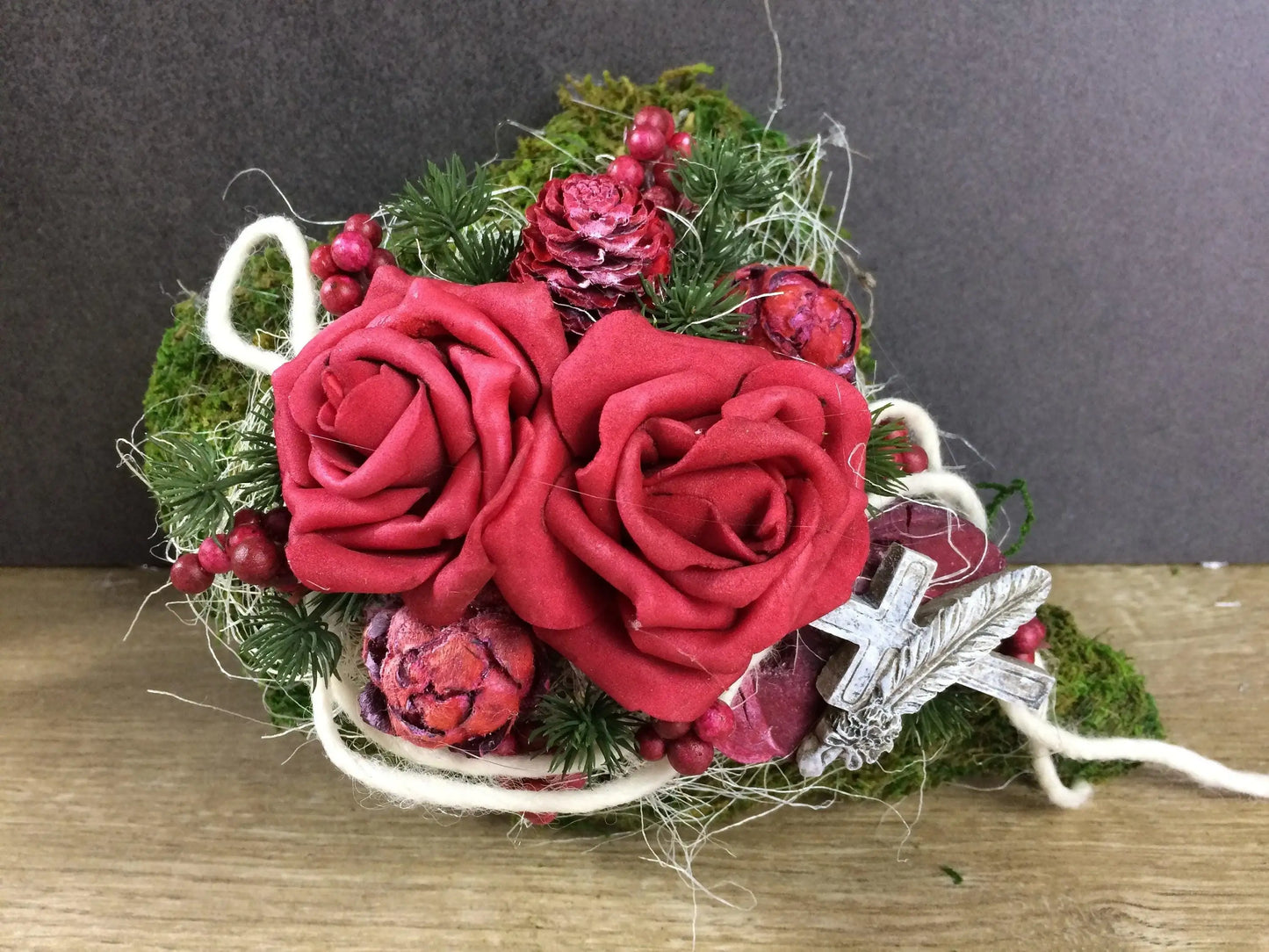 Grabgesteck Grabschmuck Gesteck Grab Allerheiligen Herz Moosherz Rose Grave Arrangument grave flowers longlasting Grabdeko Grabdekoration – handgemacht aus Seiden- und Kunstblumen, langlebig & pflegeleicht von SarahsFlowerStudio
