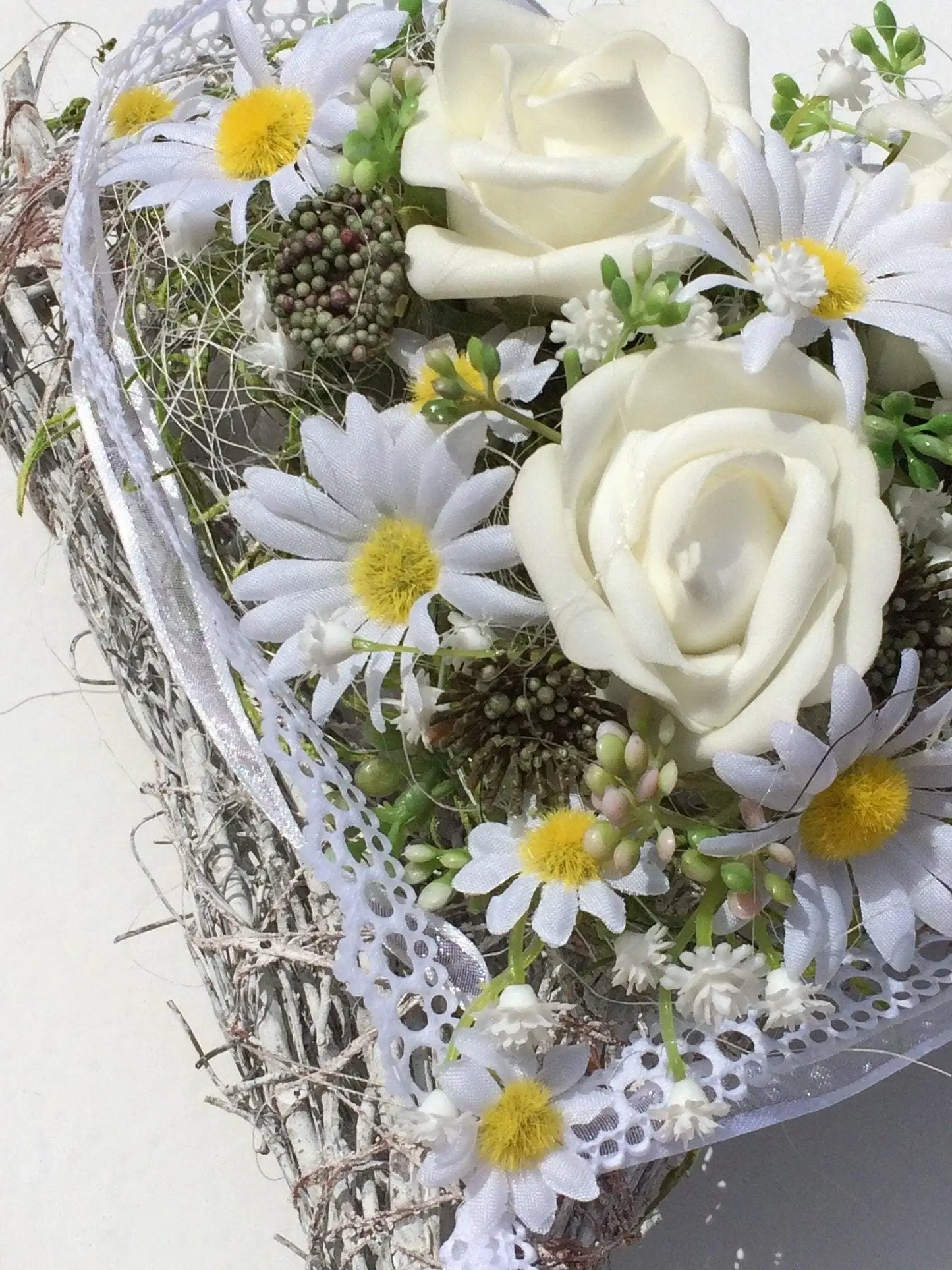 Grabgesteck Grabschmuck Rosen Margaritte Schleierkraut Herz weiß Rebe Grabdeko Grabdekoration – handgemacht aus Seiden- und Kunstblumen, langlebig & pflegeleicht von SarahsFlowerStudio