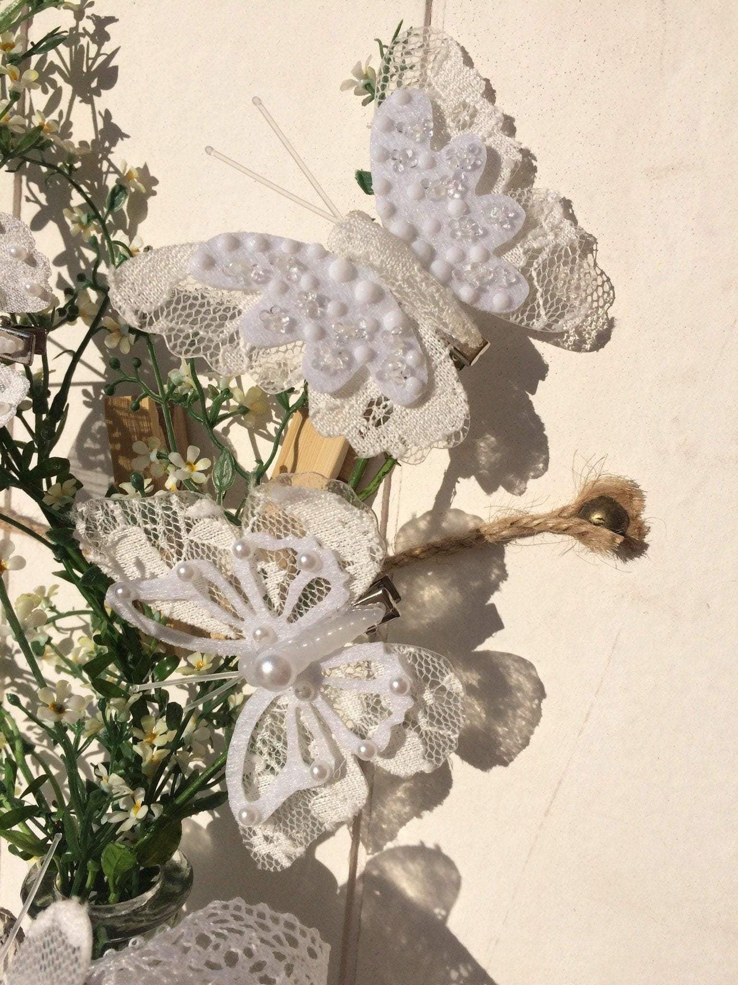 4 Schmetterlinge Weiß Spitze Perlen – handgemacht aus Seiden- und Kunstblumen, langlebig & pflegeleicht von SarahsFlowerStudio