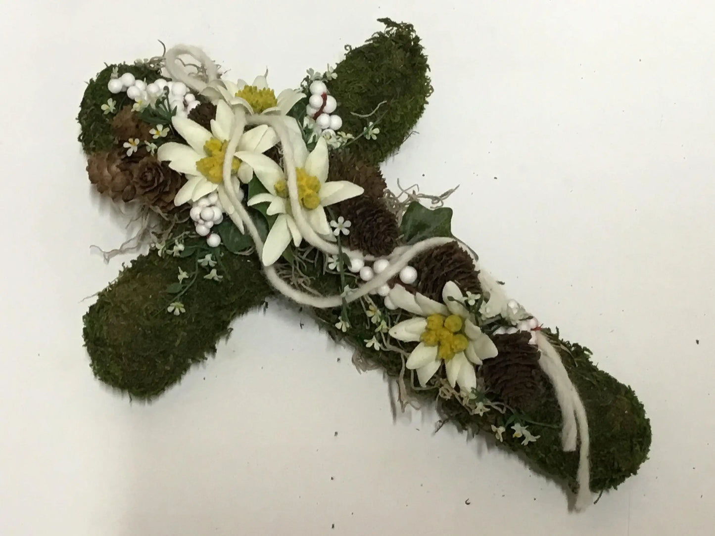 Grabgesteck Grabschmuck Urnengrab Gesteck Grab Allerheiligen Edelweiß Mooskreuz Kreuz Rose Grave Arrangument grave flowers longlasting – handgemacht aus Seiden- und Kunstblumen, langlebig & pflegeleicht von SarahsFlowerStudio