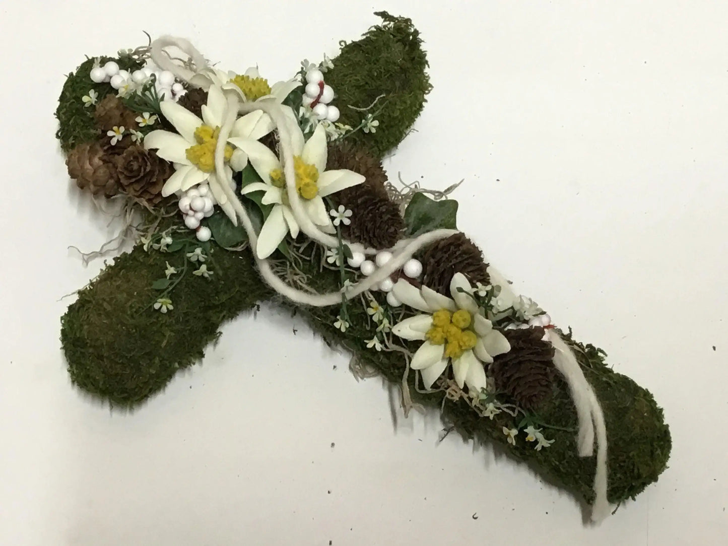 Grabgesteck Grabschmuck Urnengrab Gesteck Grab Allerheiligen Edelweiß Mooskreuz Kreuz Rose Grave Arrangument grave flowers longlasting – handgemacht aus Seiden- und Kunstblumen, langlebig & pflegeleicht von SarahsFlowerStudio