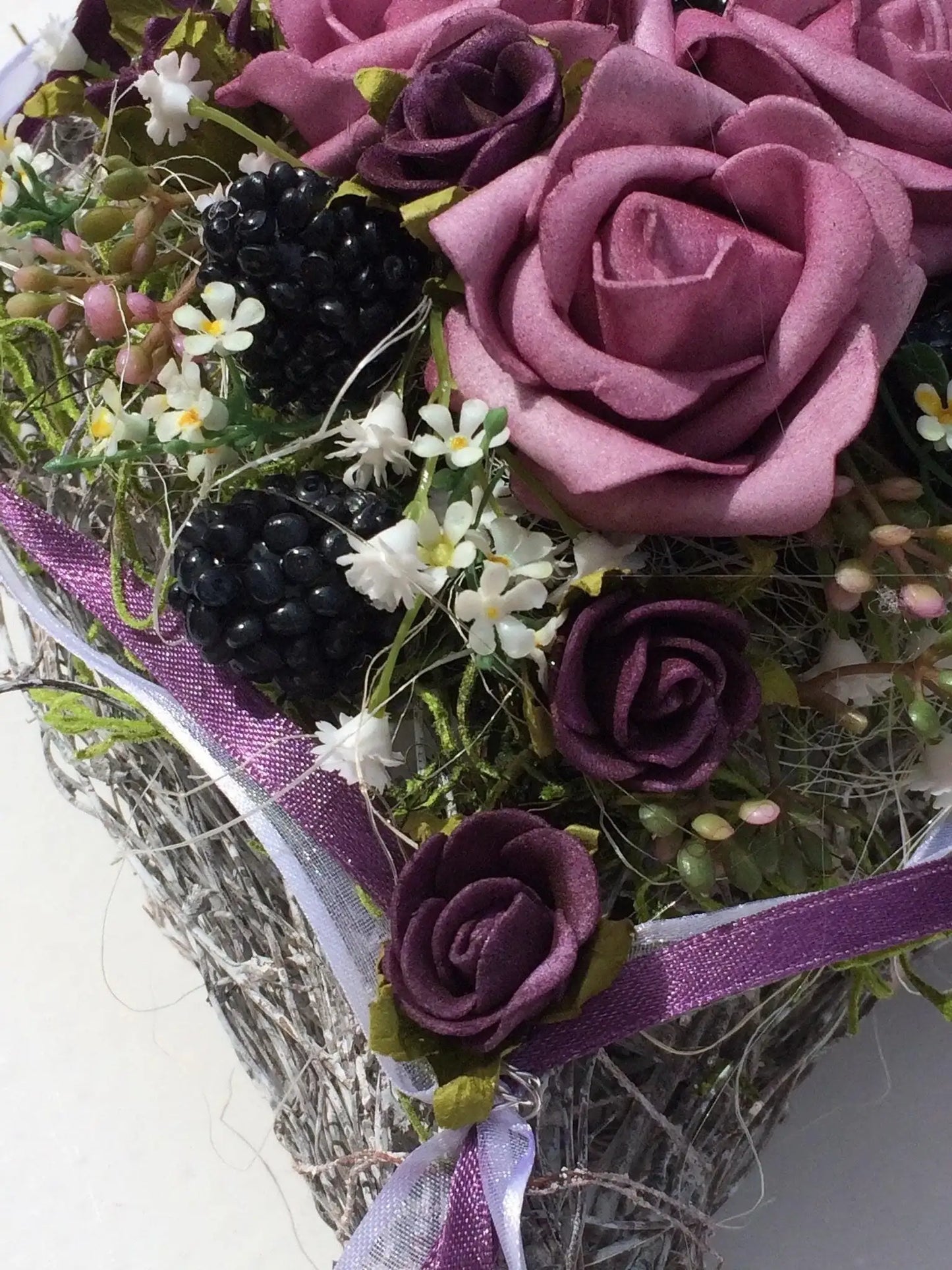 Grabgesteck Grabschmuck Rose Brombeeren Lila Herz Grab Band Schleierkraut Rosen Grabdekoration Grabschmuck Allerheiligen – handgemacht aus Seiden- und Kunstblumen, langlebig & pflegeleicht von SarahsFlowerStudio