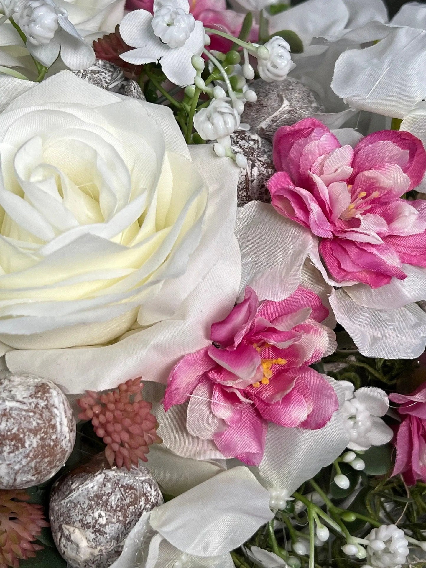 Grabgesteck Rosen Kirschblüten Wiesenblumen Grabschmuck Herz Grabdeko Grabdekoration – handgemacht aus Seiden- und Kunstblumen, langlebig & pflegeleicht von SarahsFlowerStudio